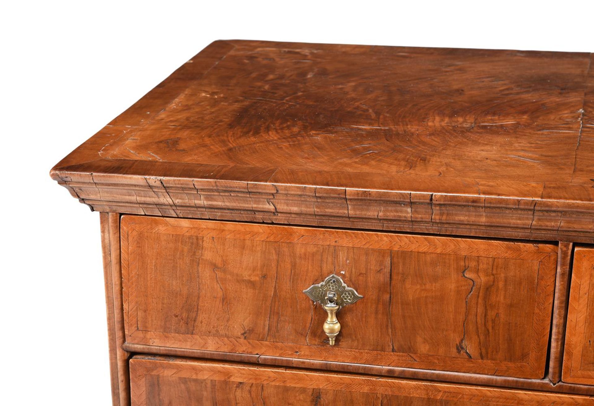 A WALNUT AND FEATHER BANDED CHEST OF DRAWERS - Bild 2 aus 2