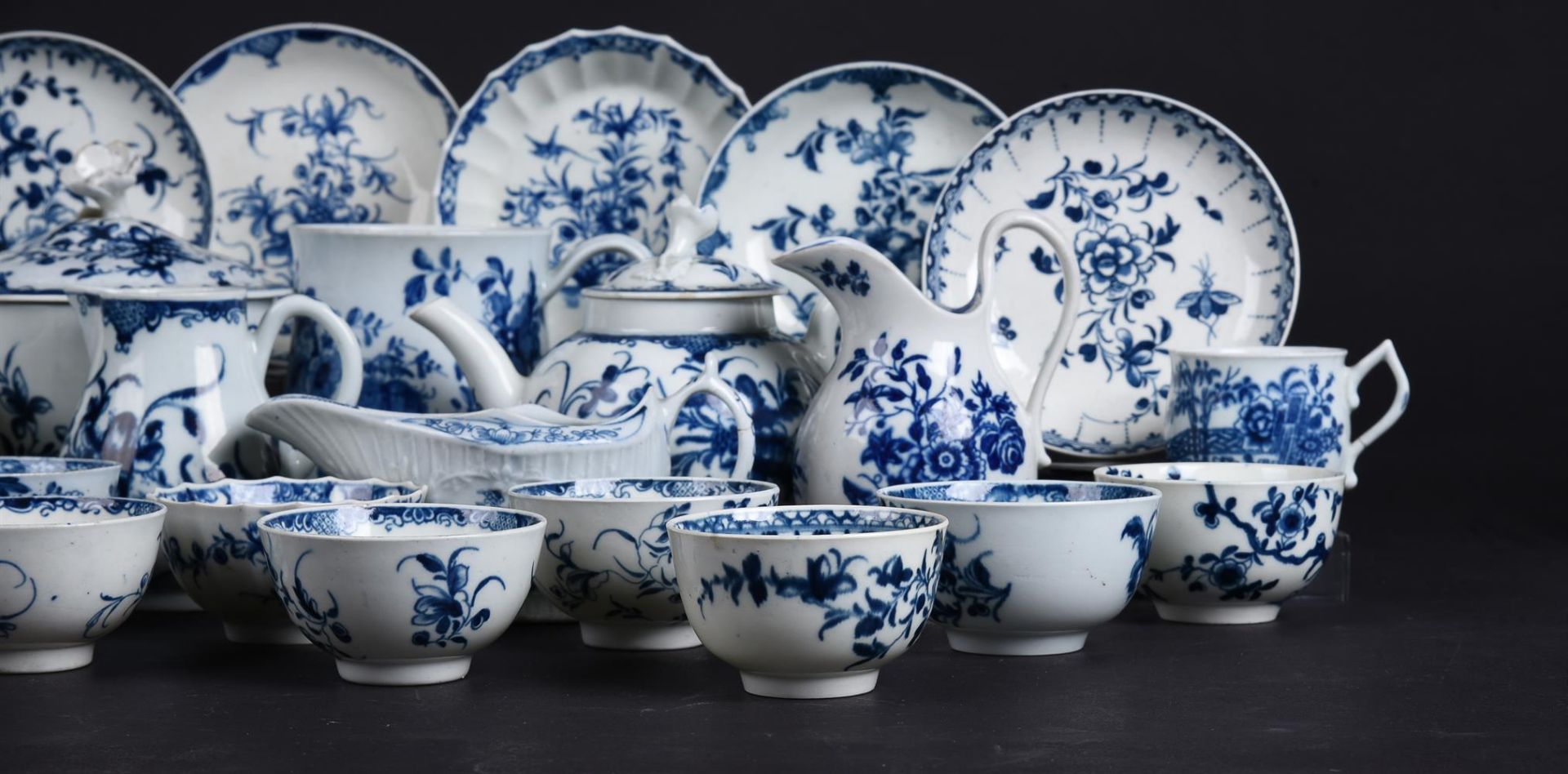 A SELECTION OF MOSTLY WORCESTER BLUE AND WHITE PAINTED PORCELAIN - Image 3 of 7