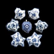 A GROUP OF SIX ENGLISH PORCELAIN BLUE AND PORCELAIN PICKLE DISHES
