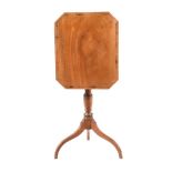 Y A REGENCY MAHOGANY AND ROSEWOOD BANDED PEDESTAL OCCASIONAL TABLE