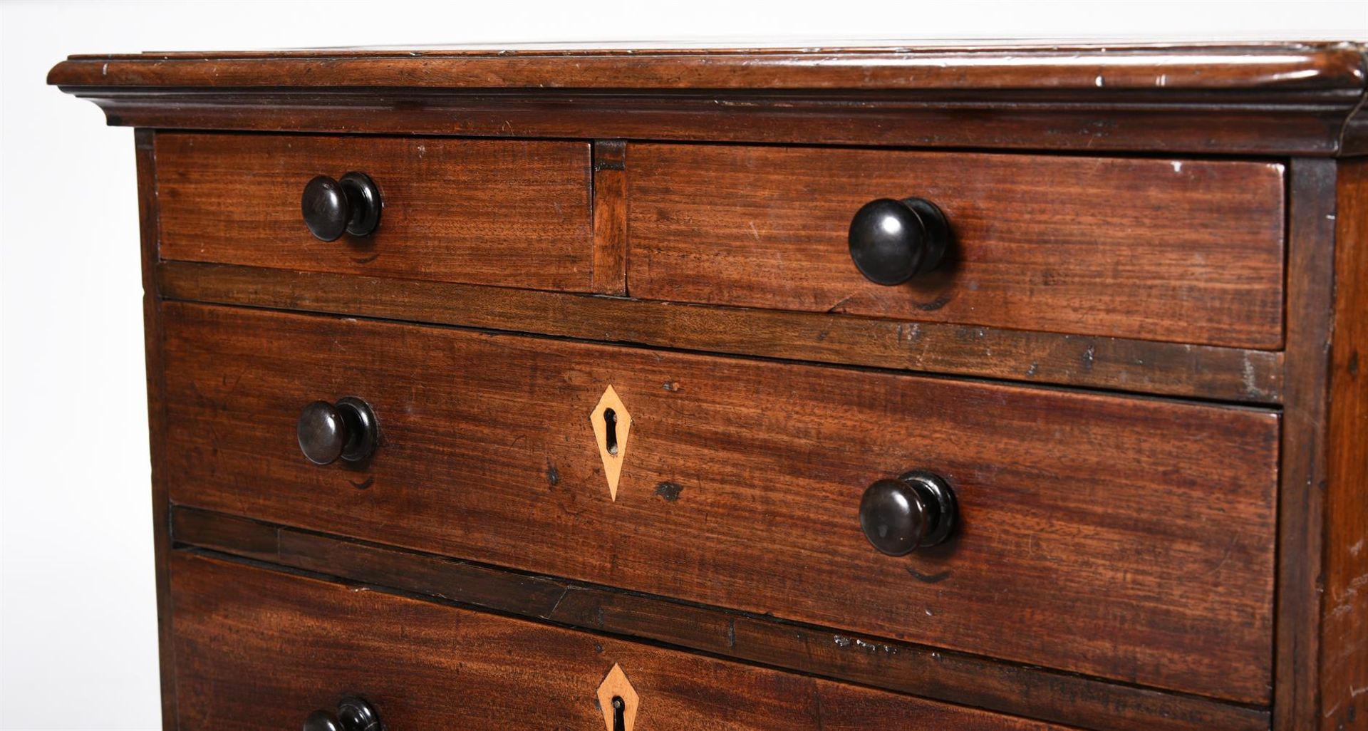 A MAHOGANY CHEST OF DRAWERS - Image 2 of 2