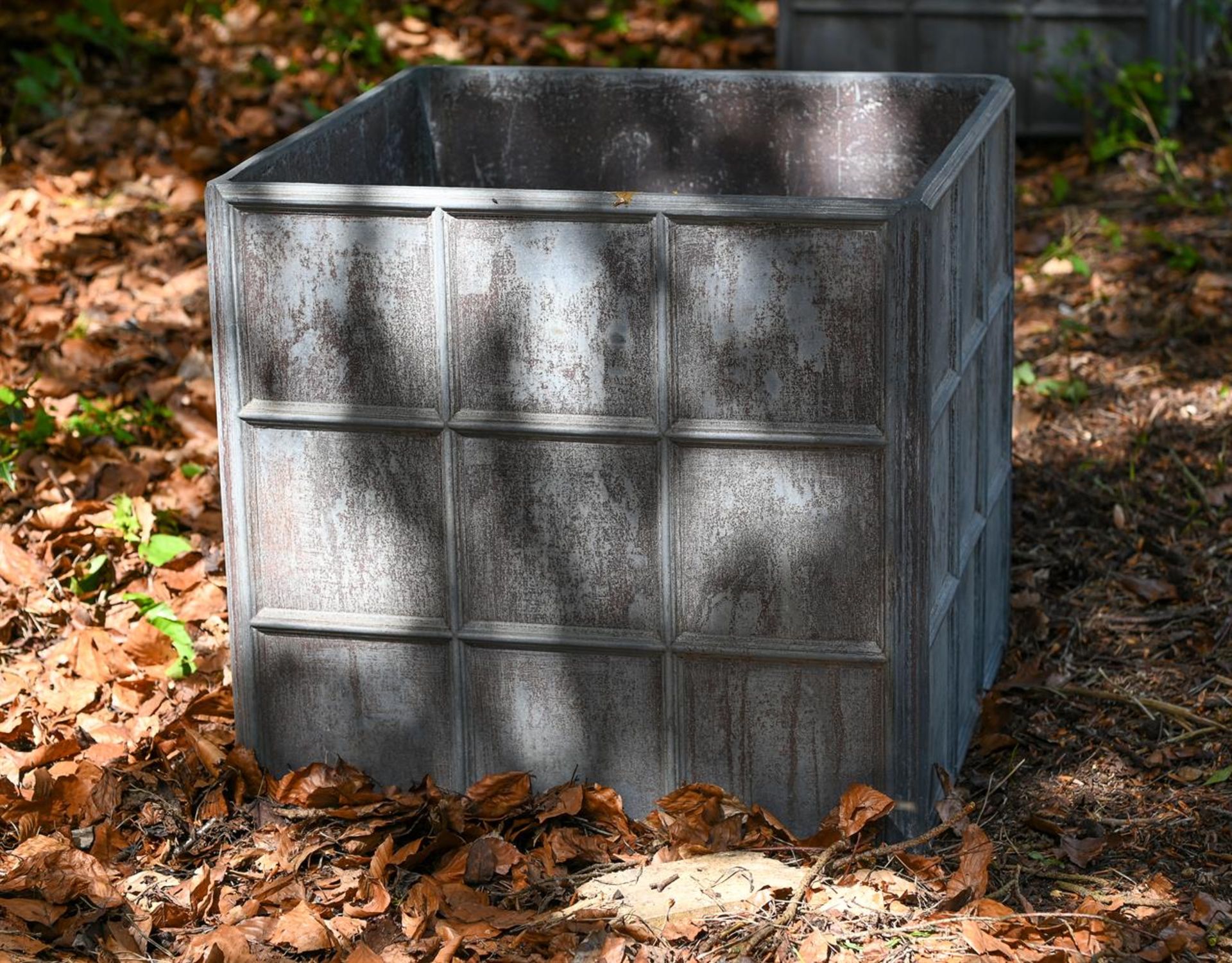 A LEAD GARDEN PLANTER - Image 3 of 3