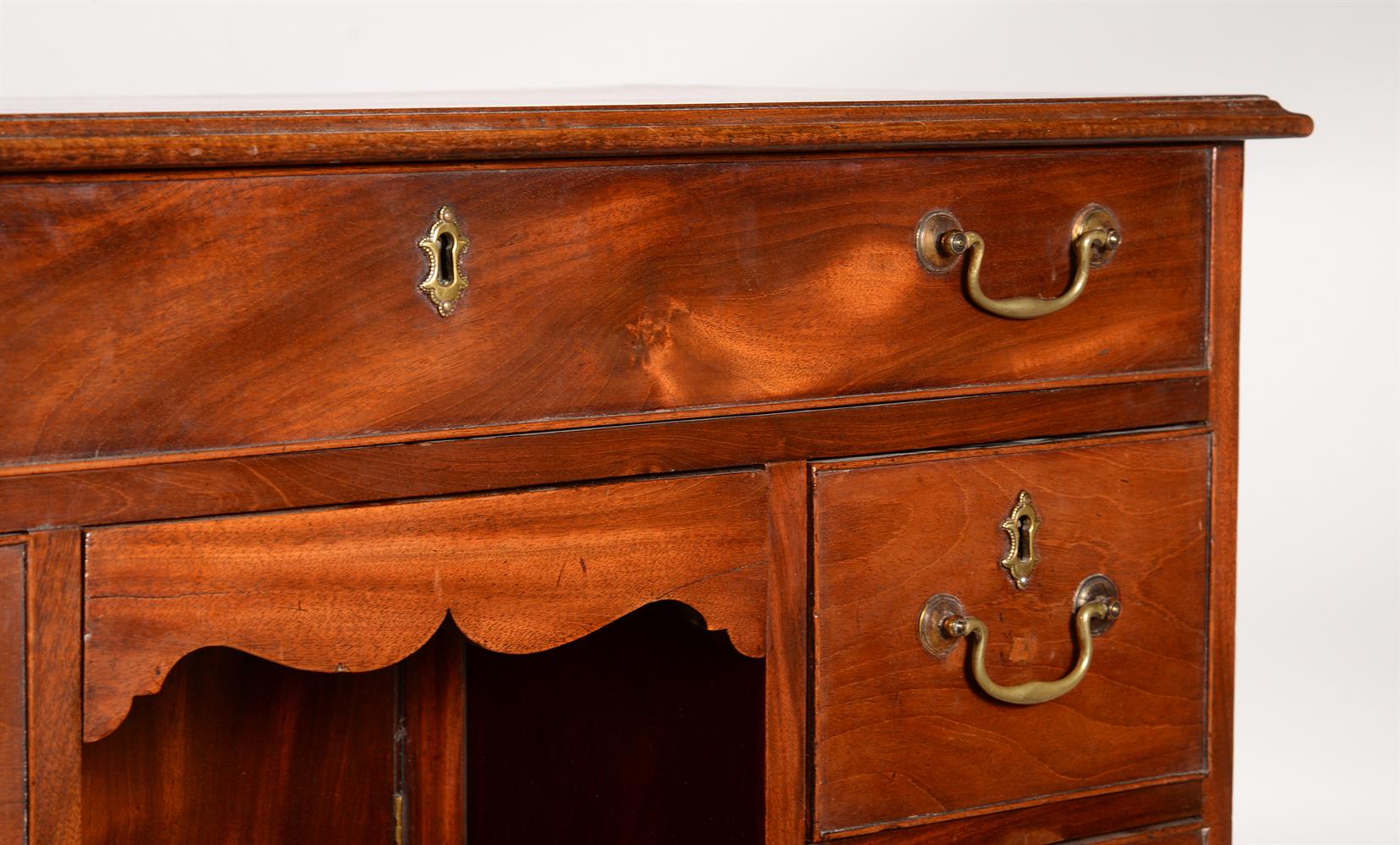 A GEORGE III MAHOGANY KNEEHOLE DESK - Bild 2 aus 3