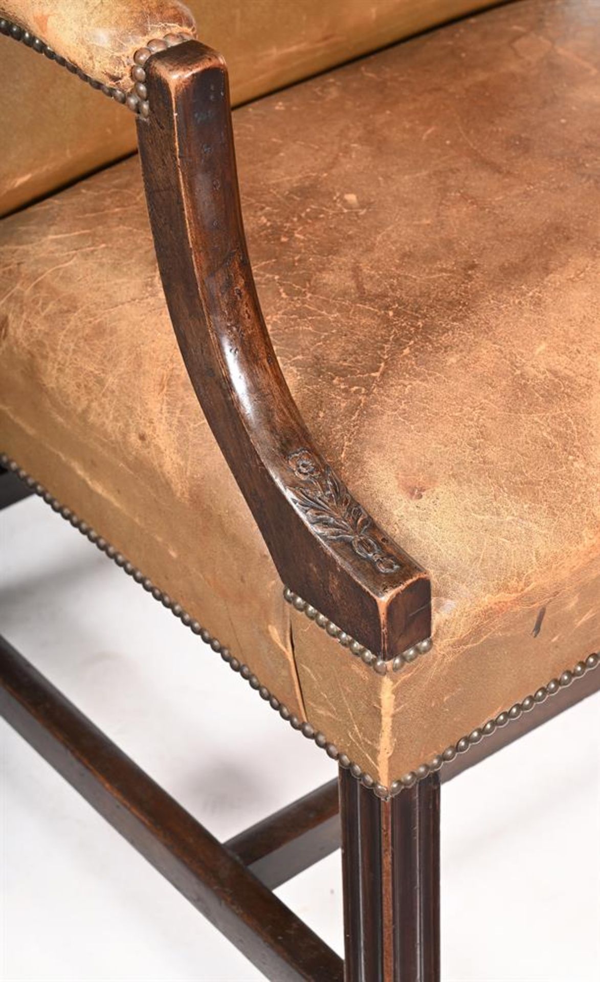 A GEORGE III MAHOGANY AND LEATHER UPHOLSTERED OPEN ARMCHAIR - Image 3 of 3
