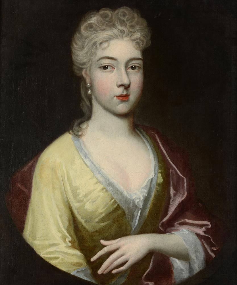 ENGLISH SCHOOL (EARLY 18TH CENTURY), PORTRAIT OF A LADY WEARING A YELLOW SILK DRESS - Bild 2 aus 3