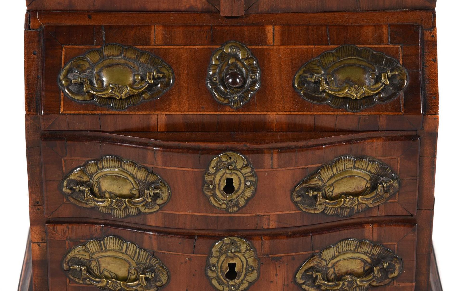 A CONTINENTAL WALNUT AND LINE INLAID MINIATURE OR APPRENTICE BUREAU CABINET, MID 18TH CENTURY - Bild 3 aus 3