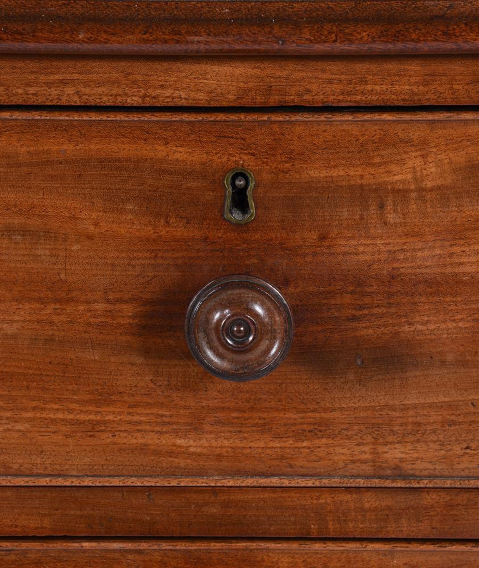 Y A GEORGE IV MAHOGANY CHEST OF DRAWERS, ATTRIBUTED TO GILLOWS, CIRCA 1825 - Bild 2 aus 5