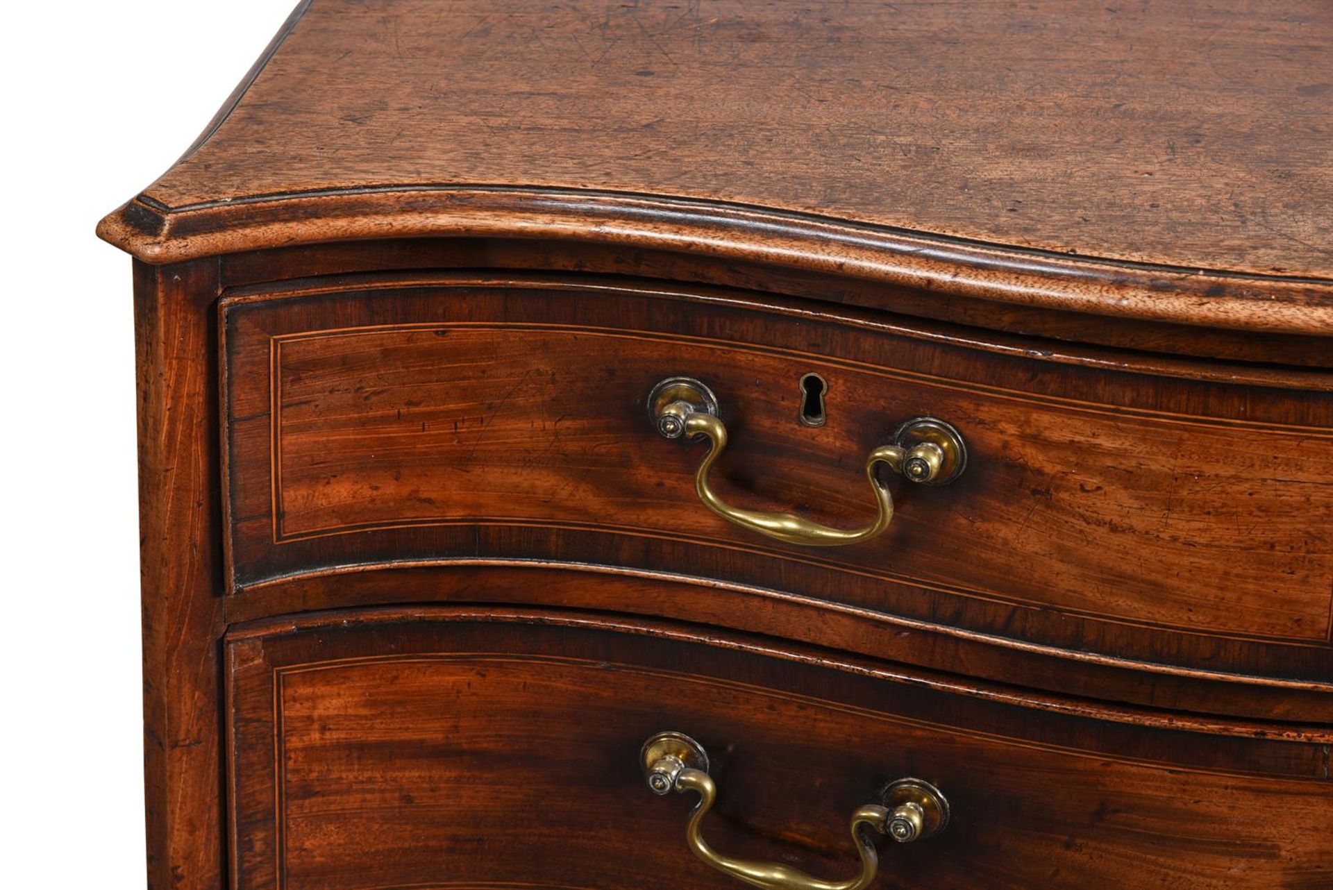 Y A GEORGE III MAHOGANY AND ROSEWOOD CROSSBANDED SERPENTINE FRONTED CHEST OF DRAWERS, CIRCA 1770 - Bild 3 aus 3