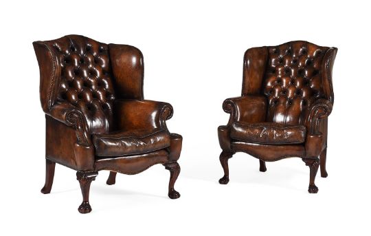 A PAIR OF MAHOGANY AND BUTTONED LEATHER UPHOLSTERED WING ARMCHAIRS, IN GEORGE II STYLE