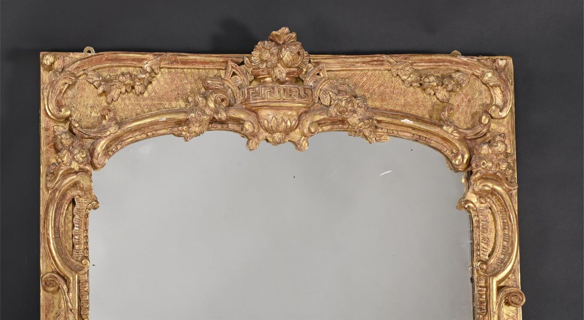 A LOUIS XV CARVED GILTWOOD MIRROR, CIRCA 1770 - Bild 2 aus 4