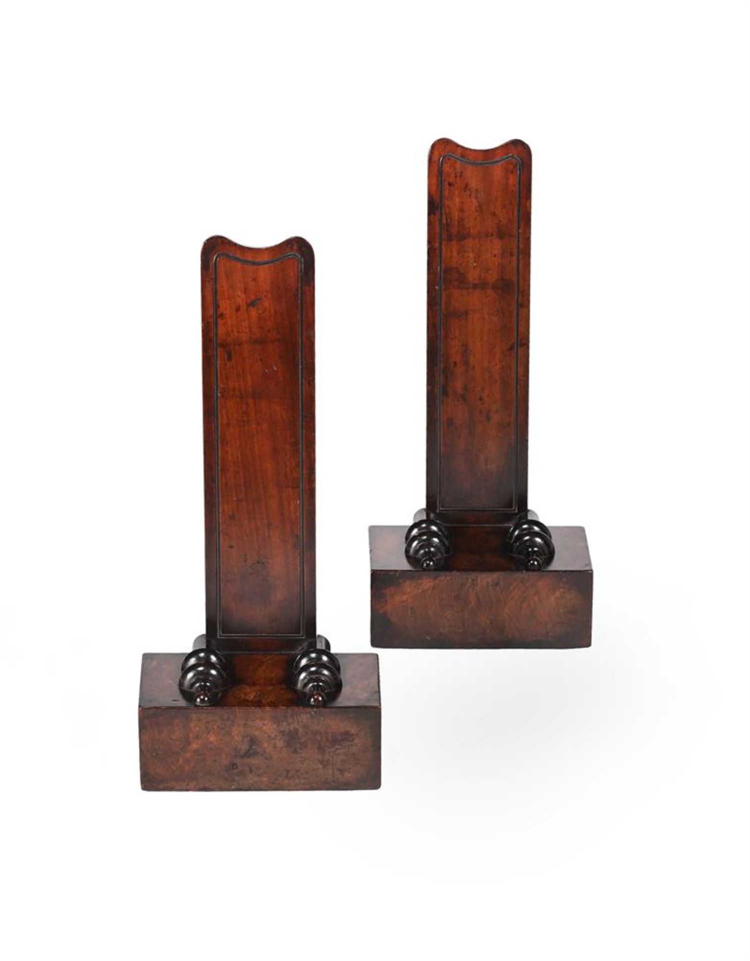 A PAIR OF VICTORIAN MAHOGANY PLATE OR SALVER STANDS, IN THE MANNER OF GILLOWS, MID 19TH CENTURY - Bild 2 aus 2