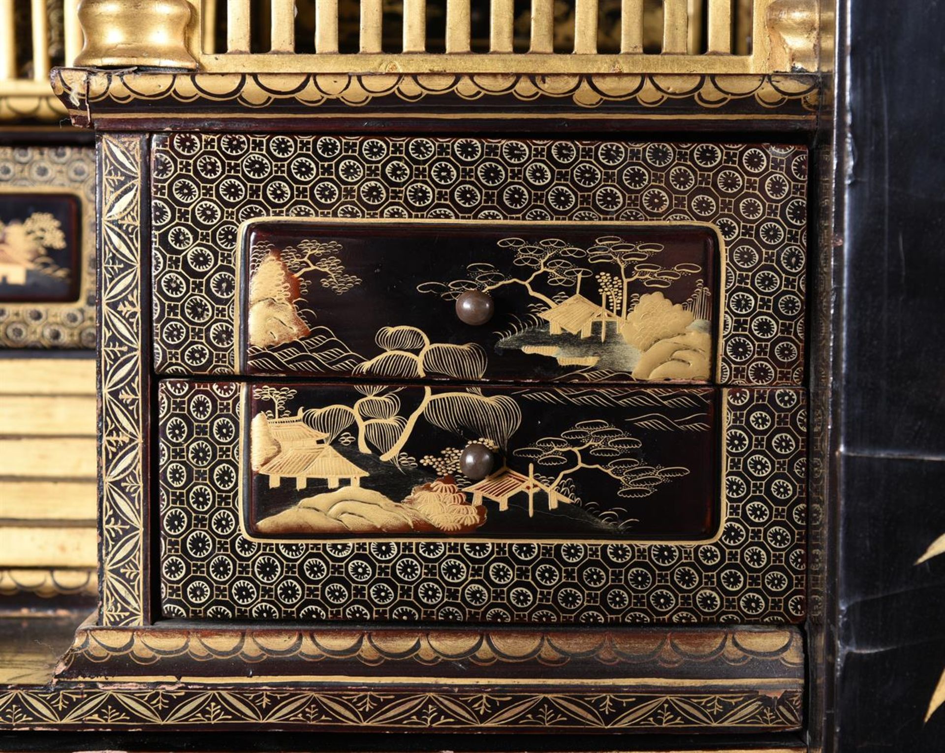 A CHINESE EXPORT LACQUER CABINET ON STAND, LATE 18TH OR EARLY 19TH CENTURY - Bild 5 aus 15