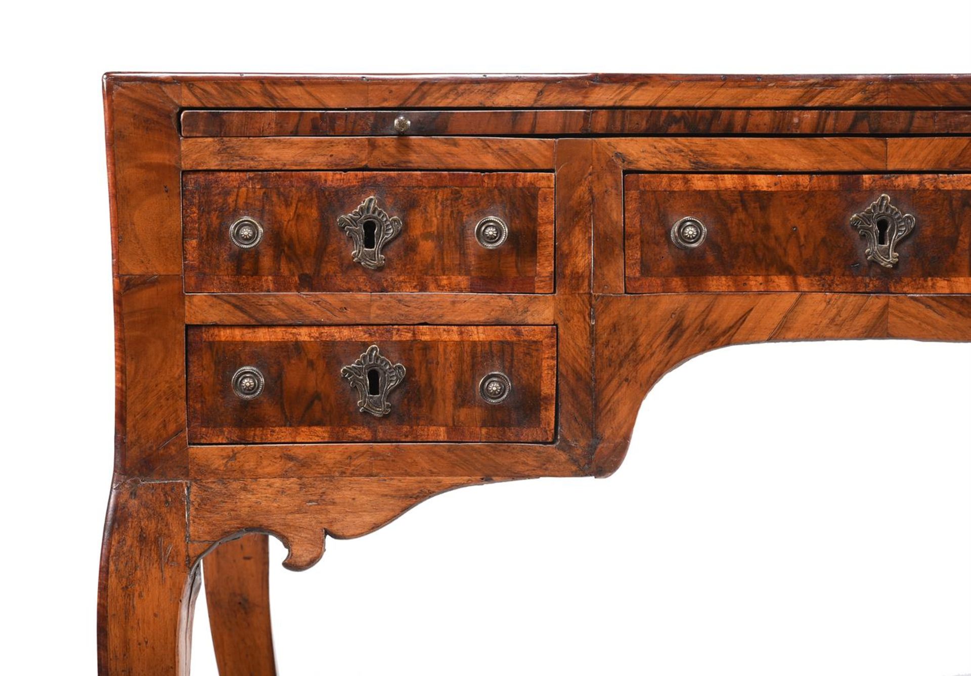 A NORTH ITALIAN FIGURED WALNUT AND CROSSBANDED SERPENTINE DRESSING TABLE, LATE 18TH CENTURY - Image 6 of 8