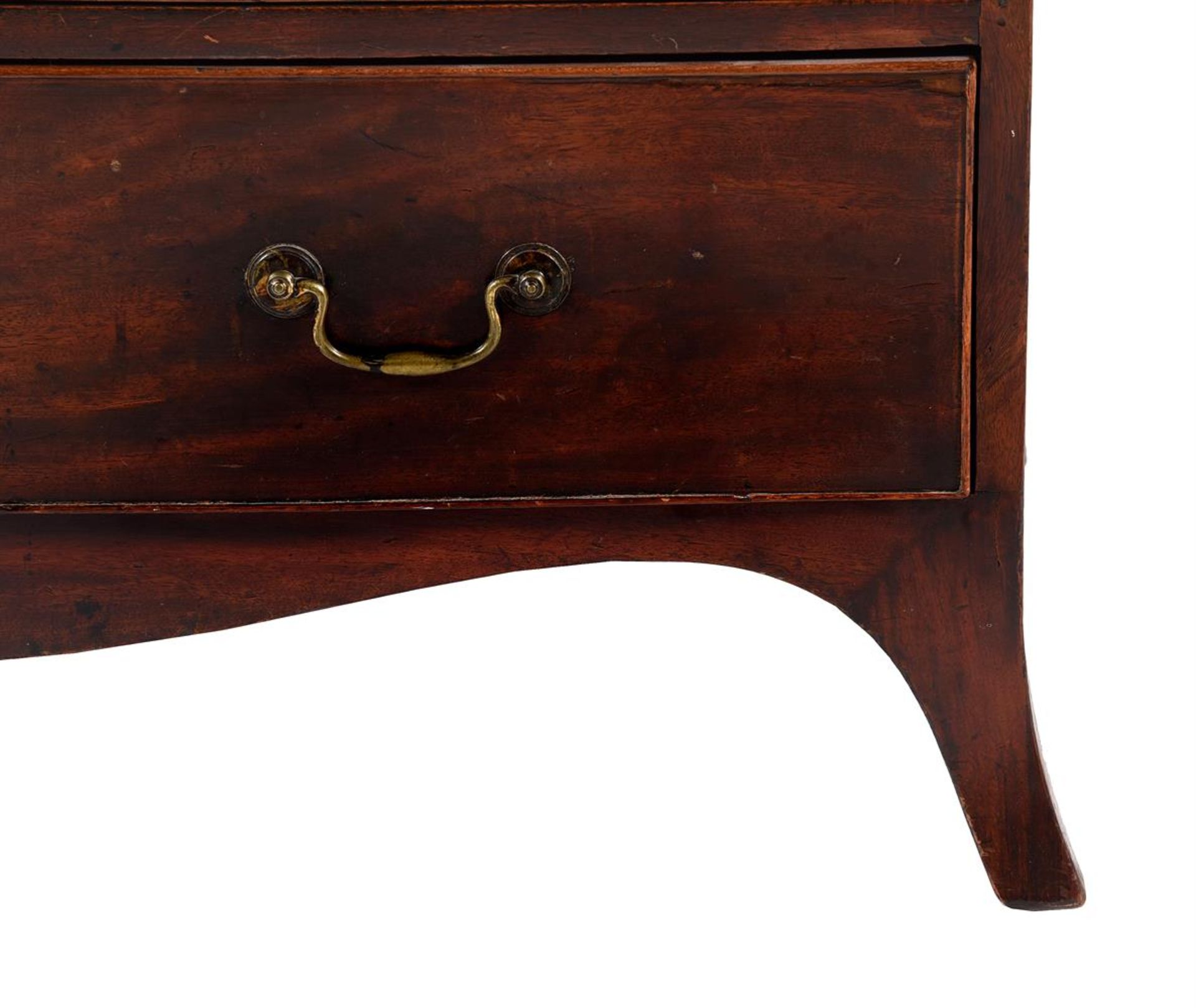 A GEORGE III MAHOGANY CHEST OF DRAWERS, CIRCA 1800 - Bild 3 aus 4