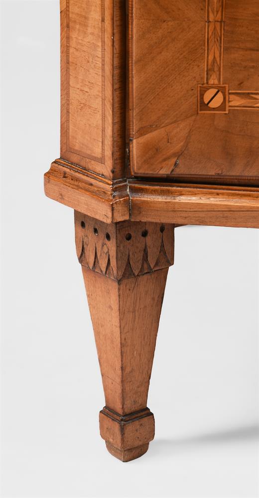 A CONTINENTAL WALNUT, FIGURED WALNUT, MARQUETRY AND PARQUETRY DECORATED COMMODE - Image 7 of 7