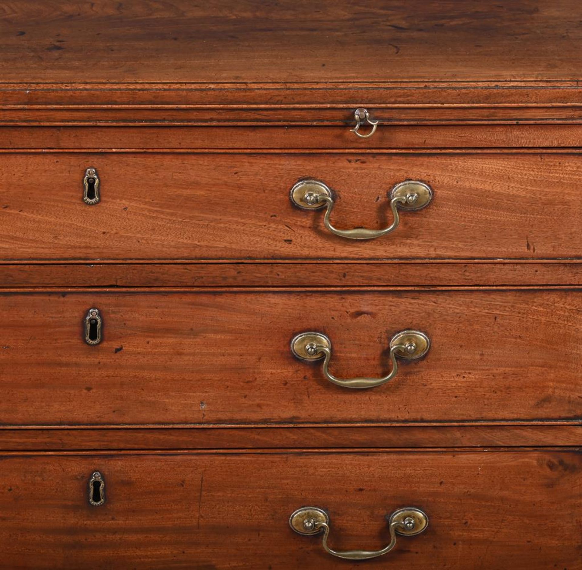 A GEORGE III MAHOGANY CHEST OF DRAWERS, CIRCA 1780 - Bild 4 aus 4