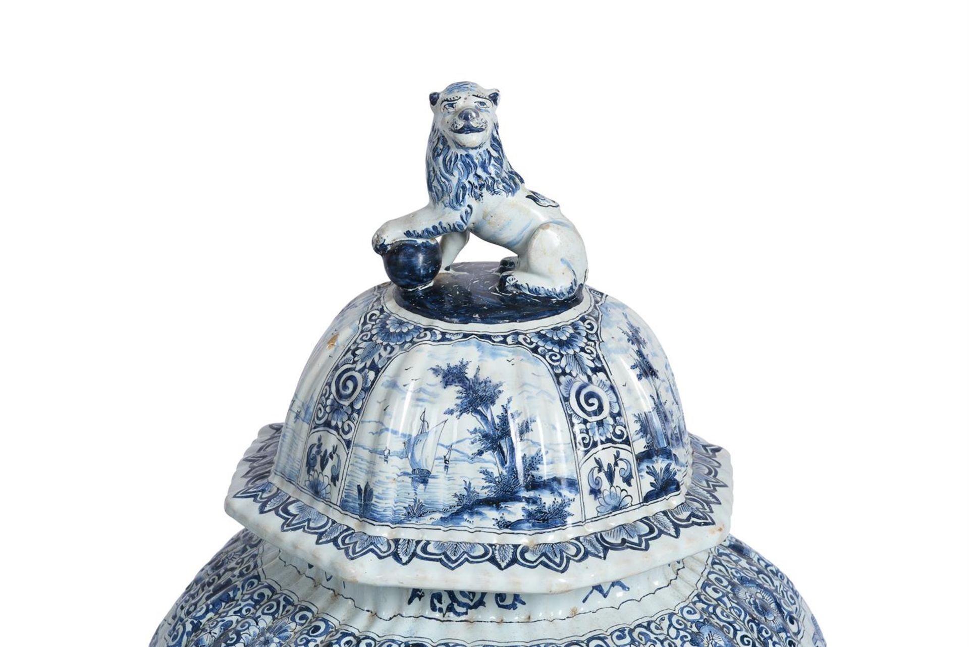 A LARGE PAIR OF DELFT JARS AND COVERS, 19TH CENTURY - Image 5 of 6