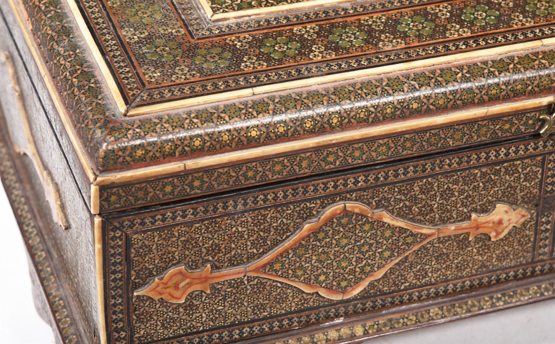 Y A QAJAR KHATAMKARI BOX, PERSIAN, 19TH CENTURY - Image 5 of 7