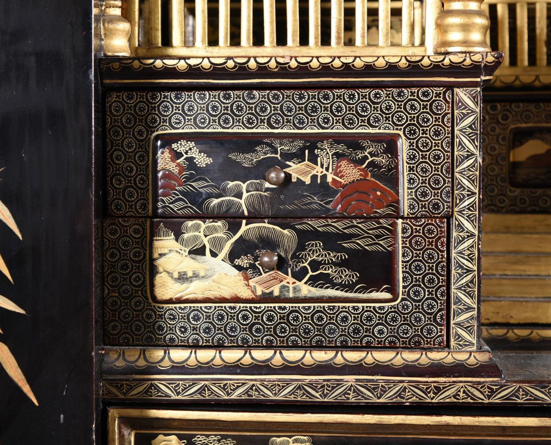 A CHINESE EXPORT LACQUER CABINET ON STAND, LATE 18TH OR EARLY 19TH CENTURY - Bild 6 aus 15