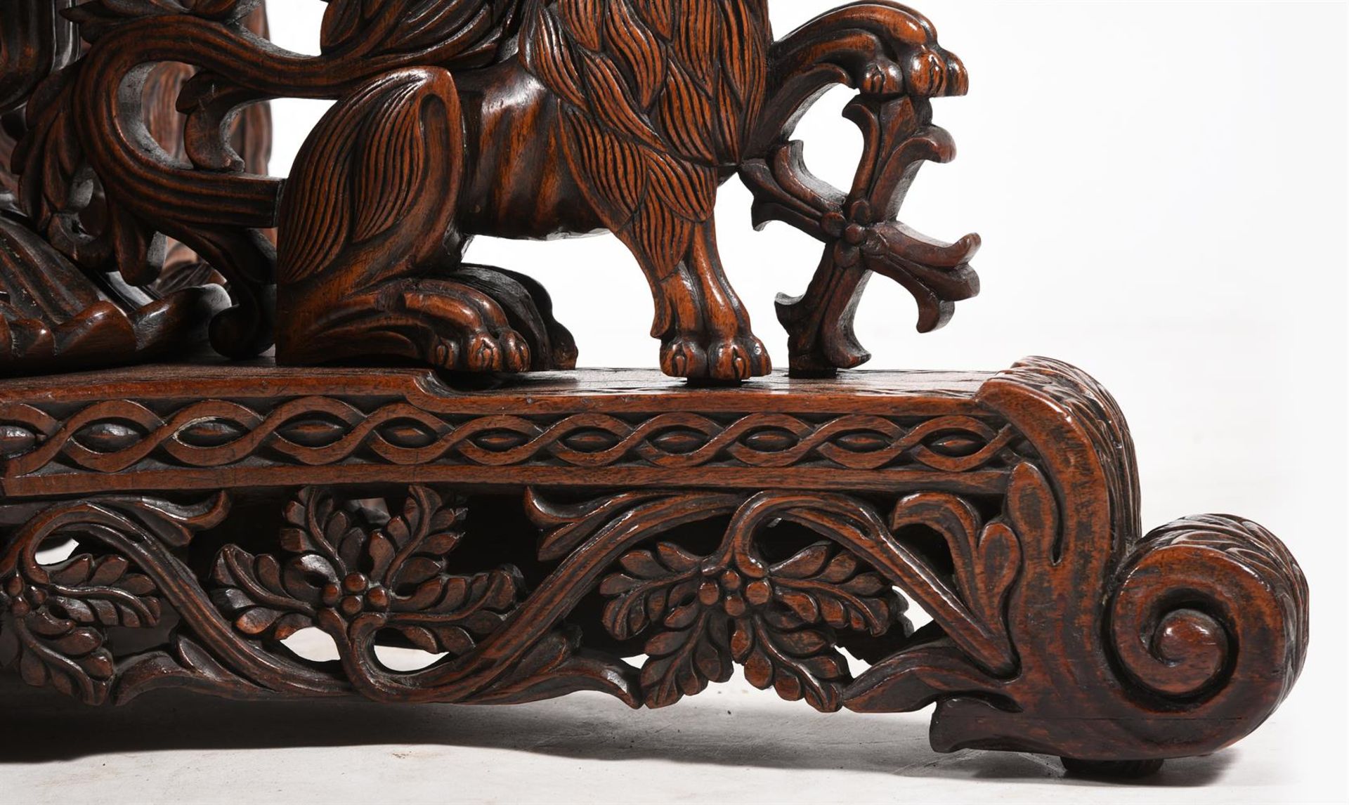 Y AN ANGLO-INDIAN CARVED ROSEWOOD CENTRE TABLE, SECOND QUARTER 19TH CENTURY - Bild 9 aus 9