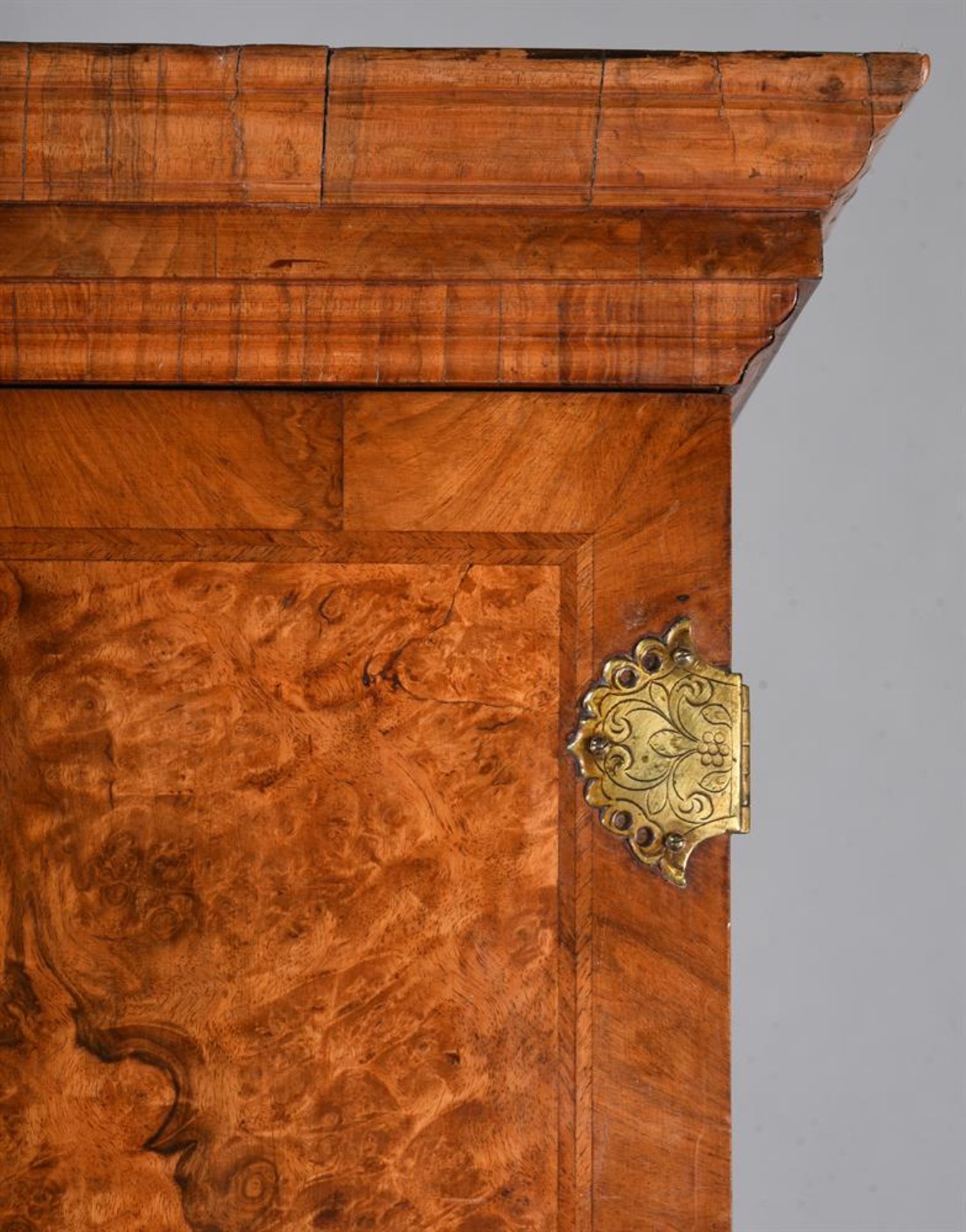 A GEORGE II FIGURED WALNUT CABINET ON CHEST, CIRCA 1720 - Image 4 of 5