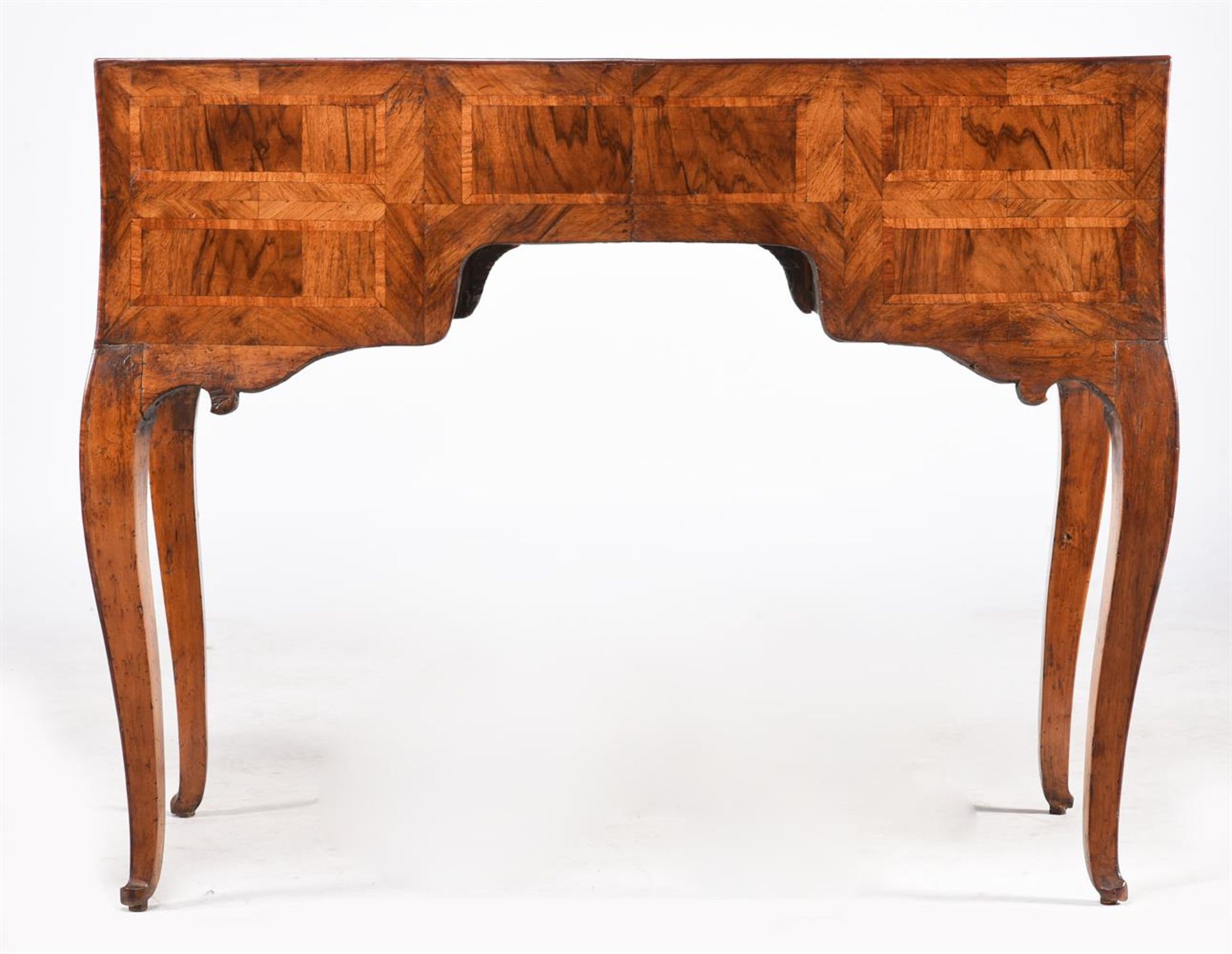 A NORTH ITALIAN FIGURED WALNUT AND CROSSBANDED SERPENTINE DRESSING TABLE, LATE 18TH CENTURY - Image 4 of 8