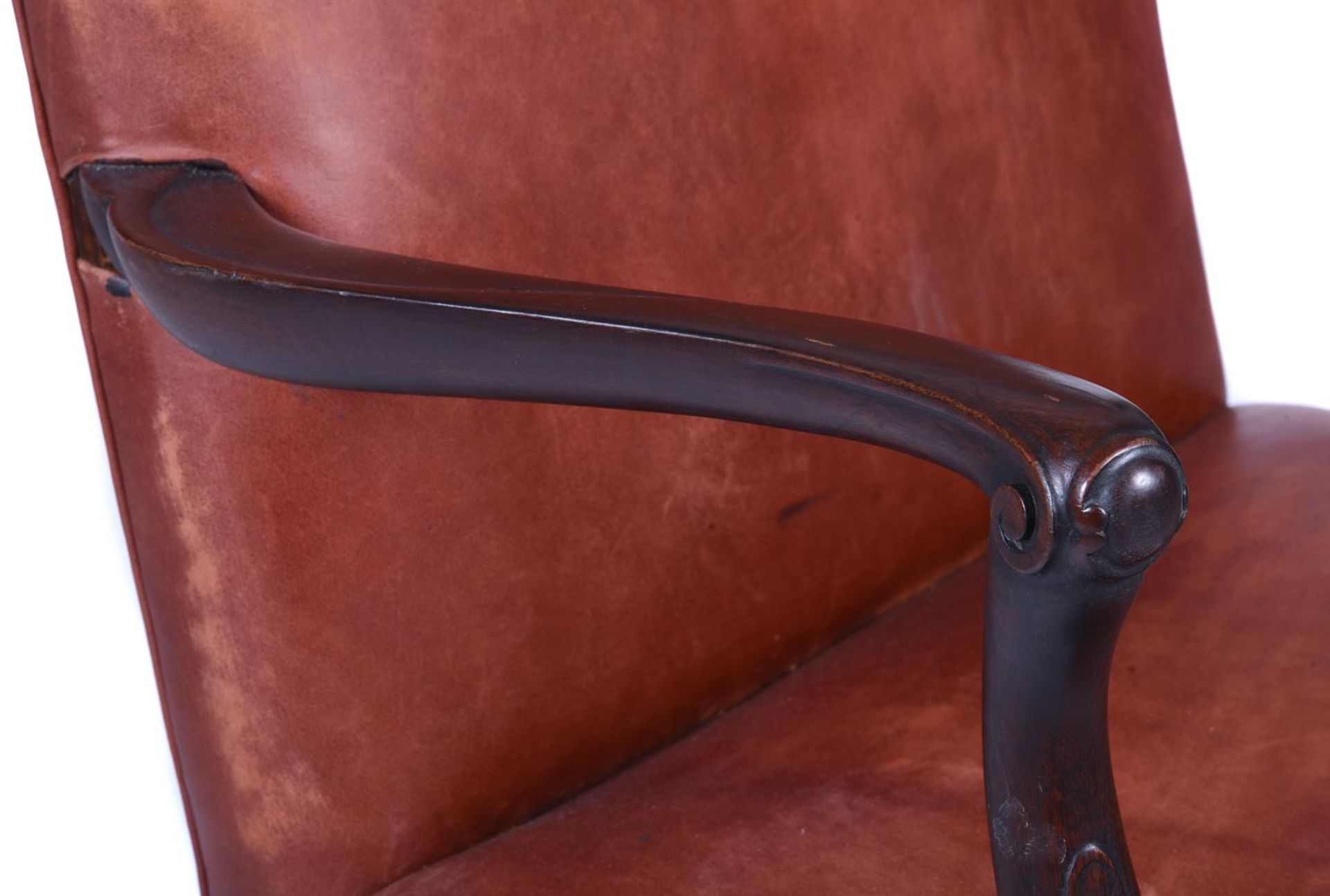 A PAIR OF CARVED MAHOGANY AND LEATHER UPHOLSTERED ARMCHAIRS, IN GEORGE II STYLE, 20TH CENTURY - Image 4 of 5