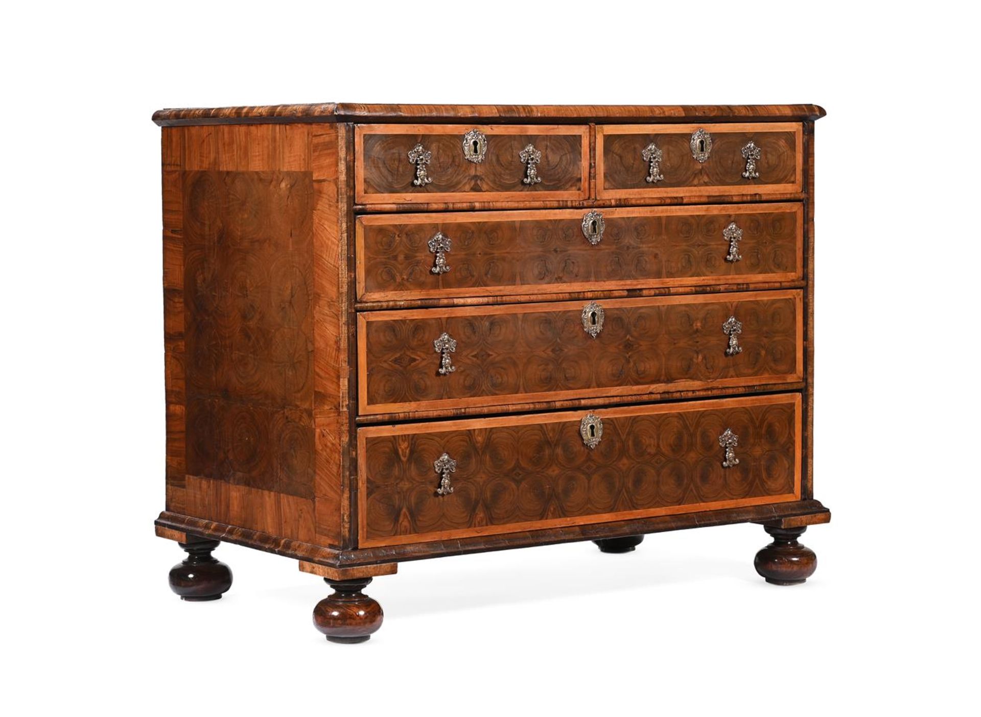 A WILLIAM & MARY OLIVEWOOD, WALNUT AND FRUITWOOD OYSTER VENEERED CHEST OF DRAWERS, CIRCA 1690 - Bild 4 aus 4
