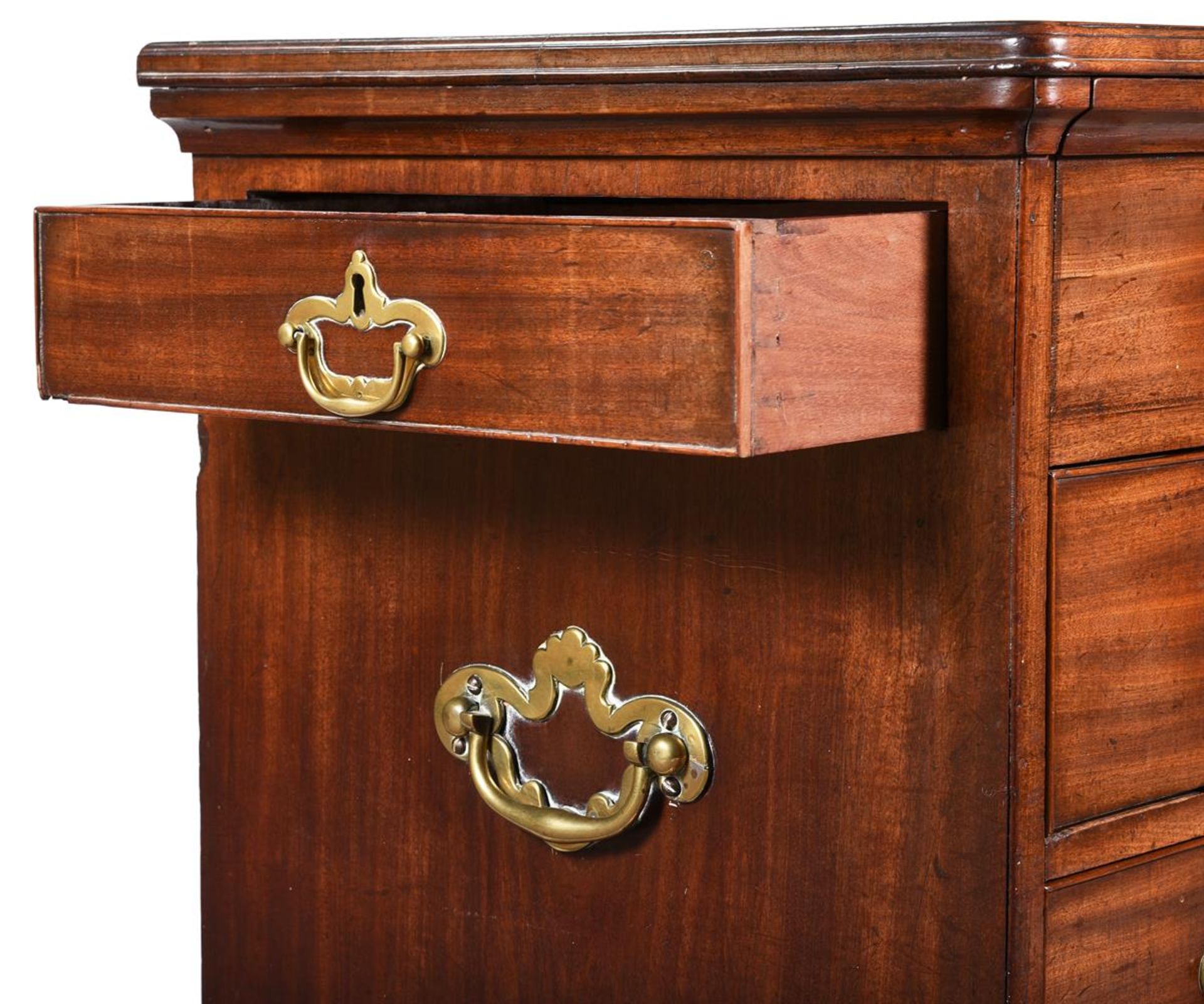 A GEORGE II MAHOGANY BACHELOR'S CHEST OF DRAWERS, CIRCA 1750 - Bild 3 aus 4