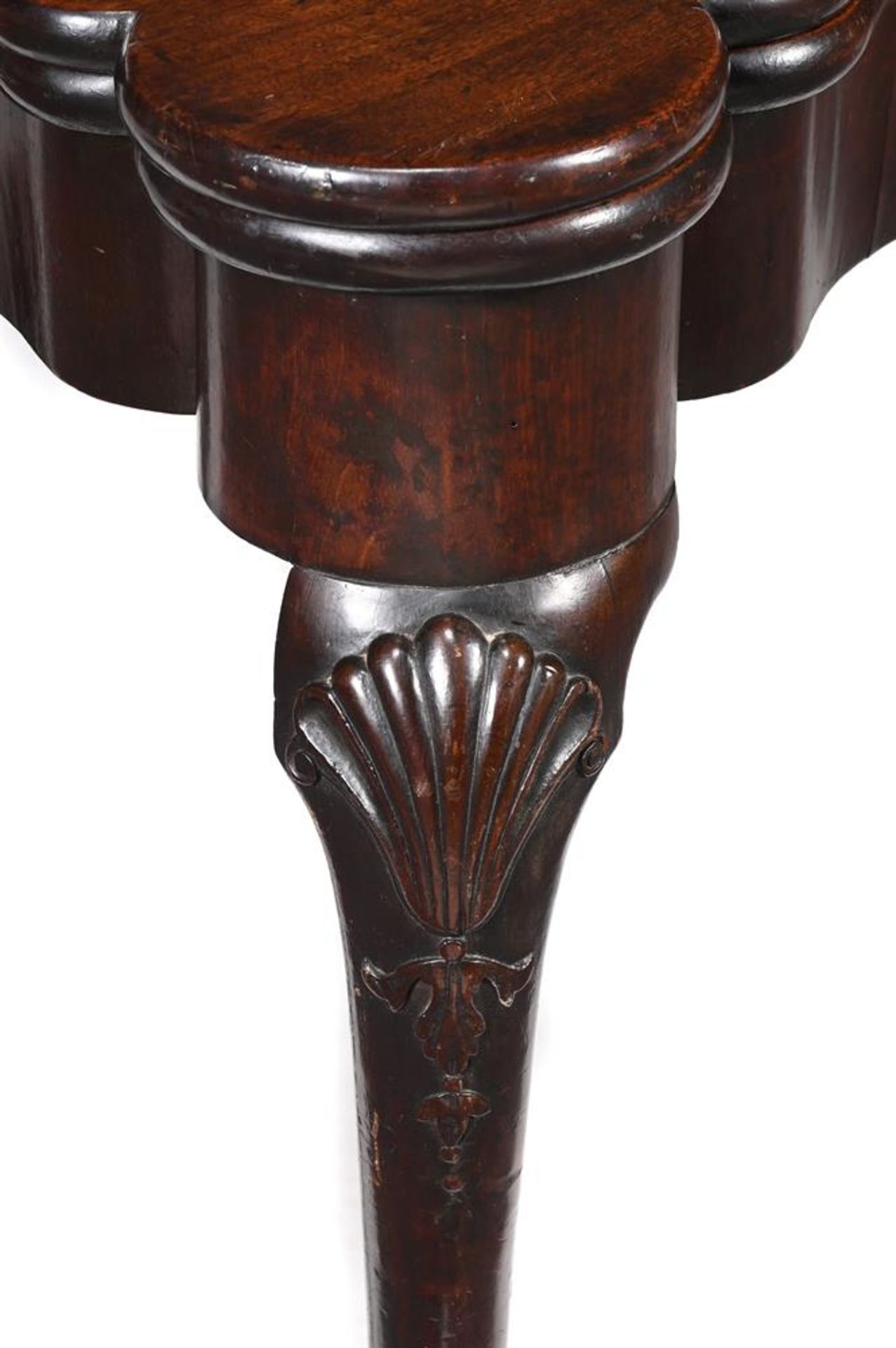 A GEORGE II MAHOGANY FOLDING TEA TABLE, POSSIBLY IRISH, CIRCA 1750 - Bild 5 aus 5