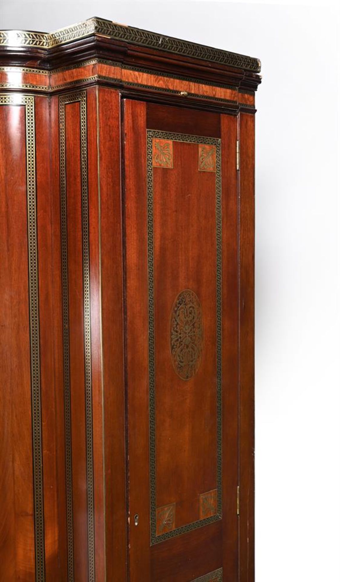 Y A REGENCY MAHOGANY, ROSEWOOD AND BRASS MARQUETRY ESTATE CABINET, CIRCA 1820 - Bild 3 aus 4