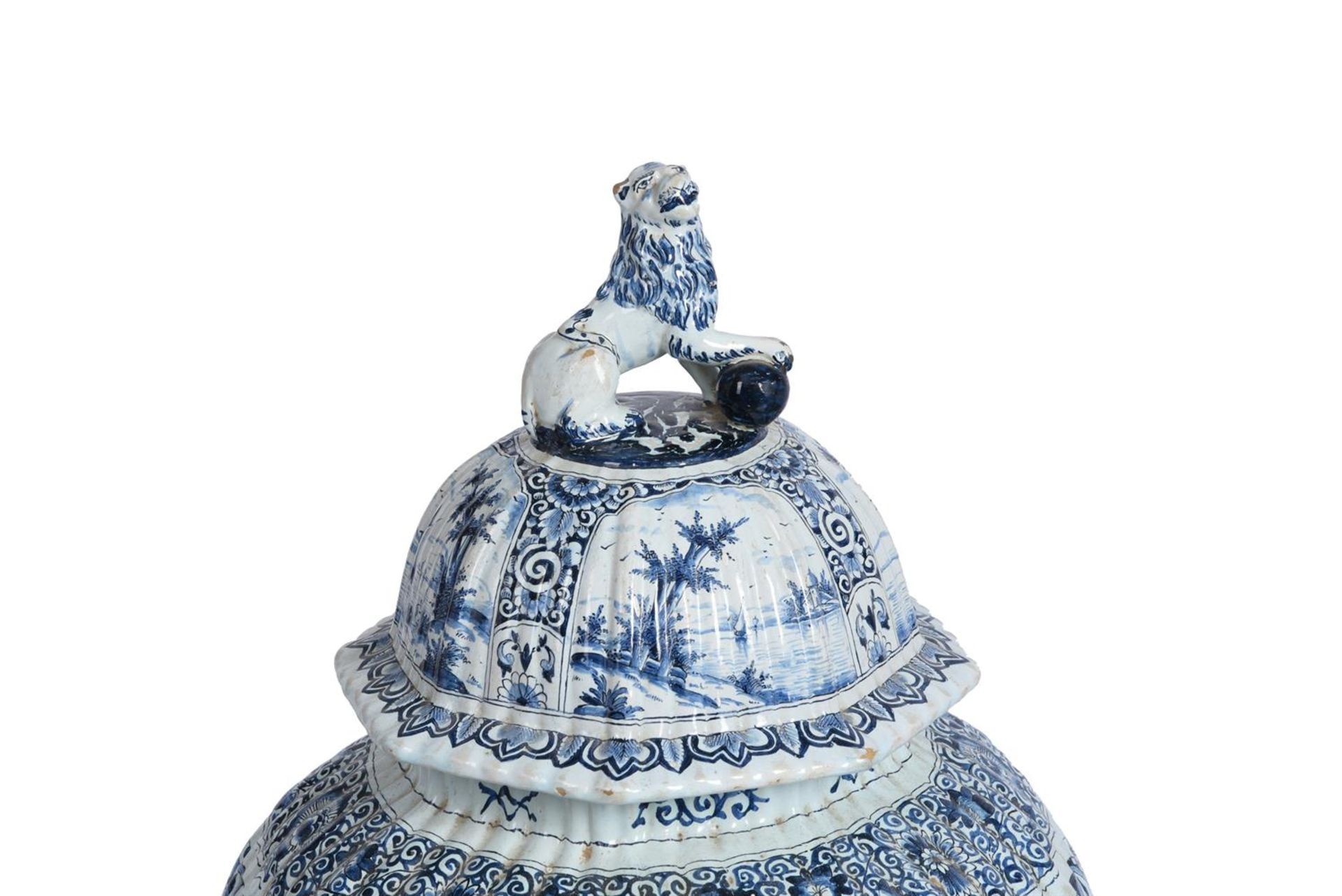 A LARGE PAIR OF DELFT JARS AND COVERS, 19TH CENTURY - Image 4 of 6