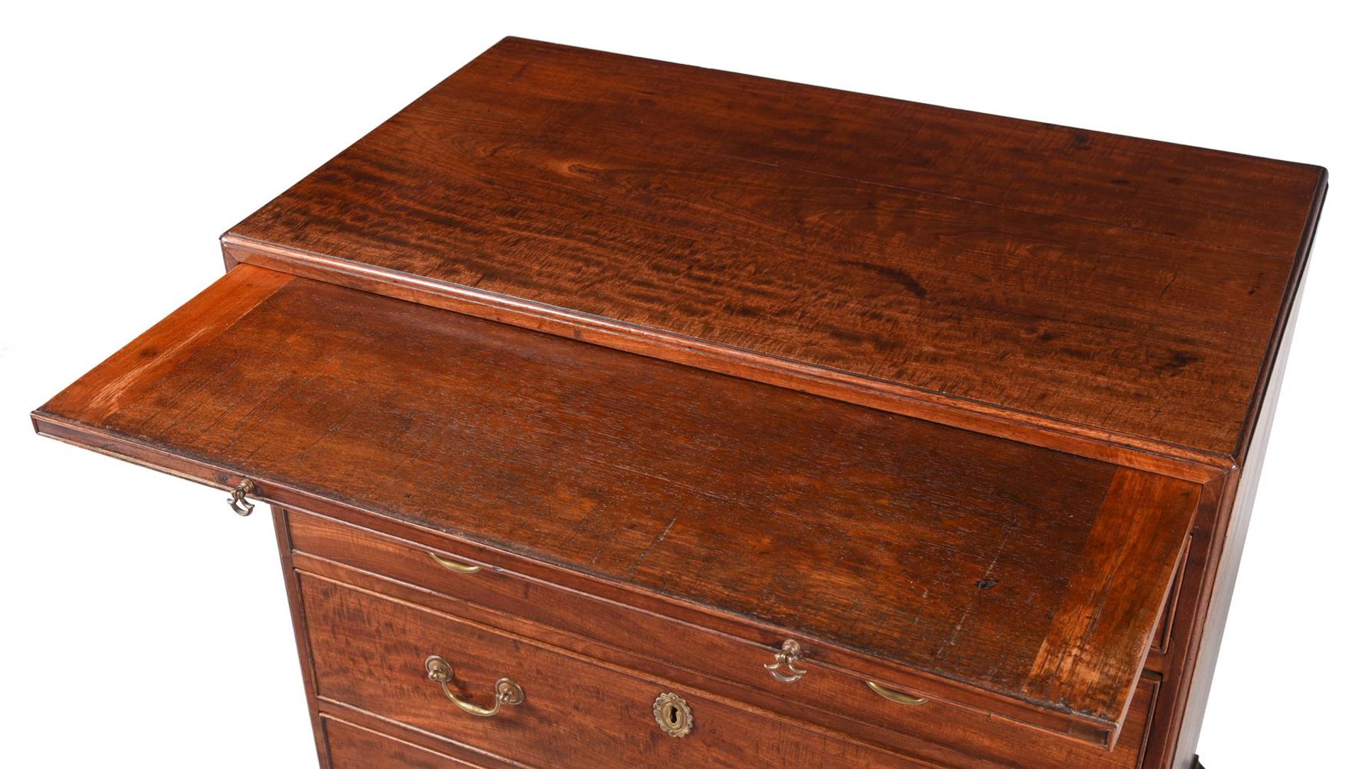 A GEORGE III 'FIDDLEBACK' MAHOGANY BACHELOR'S CHEST OF DRAWERS, CIRCA 1770 - Bild 4 aus 4