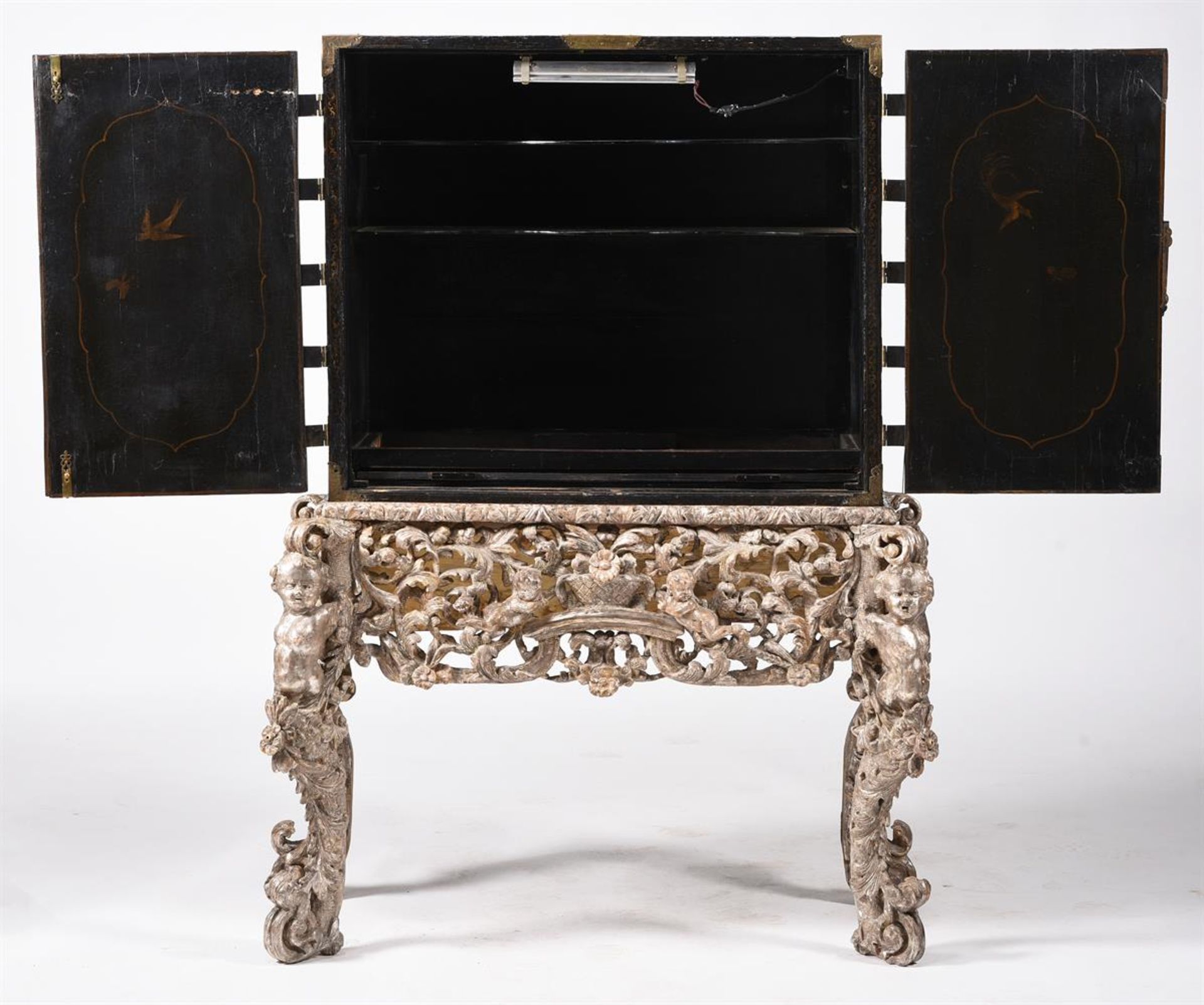 A BLACK LACQUER AND DECORATED CABINET ON SILVERED STAND - Image 7 of 7