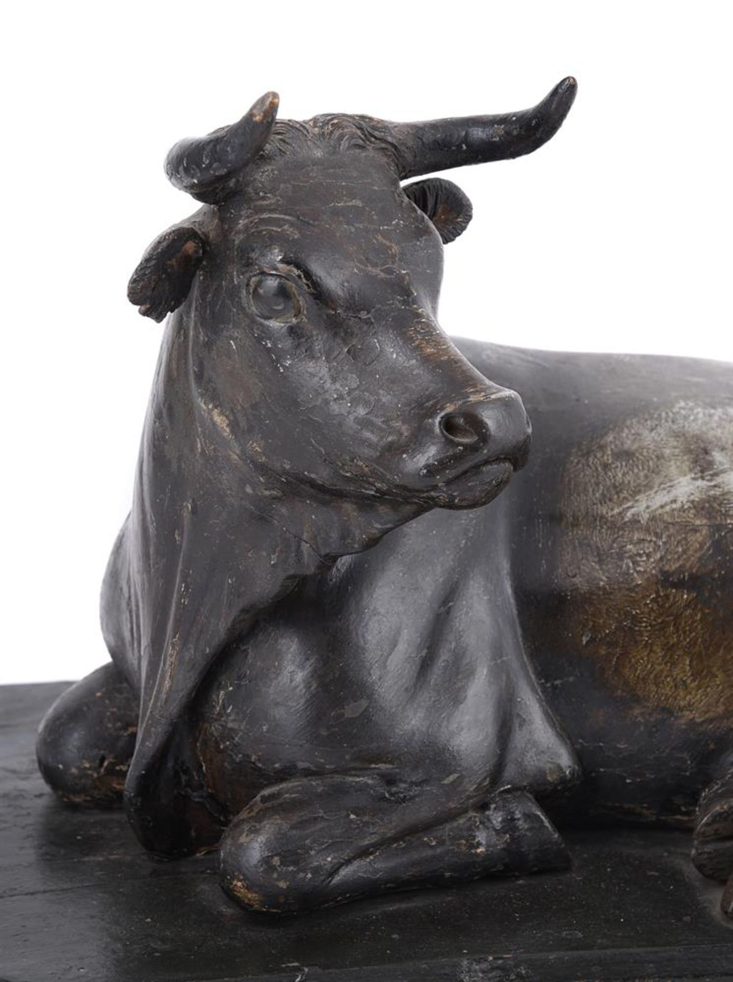 A LARGE NEAPOLITAN CARVED AND POLYCHROME DECORATED CRIB COW FIGURE, 18TH CENTURY - Image 3 of 3
