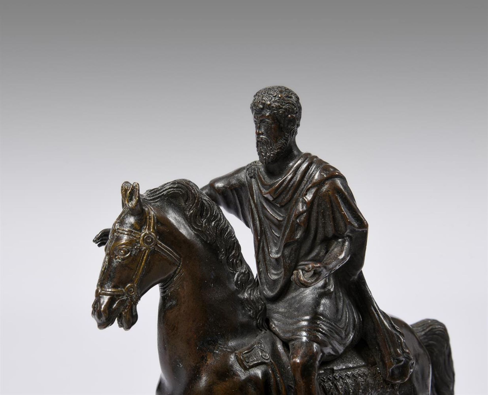 AFTER THE ANTIQUE, A BRONZE FIGURE OF MARCUS AURELIUS ON HORSEBACK, LATE 18TH/EARLY 19TH CENTURY - Bild 2 aus 4