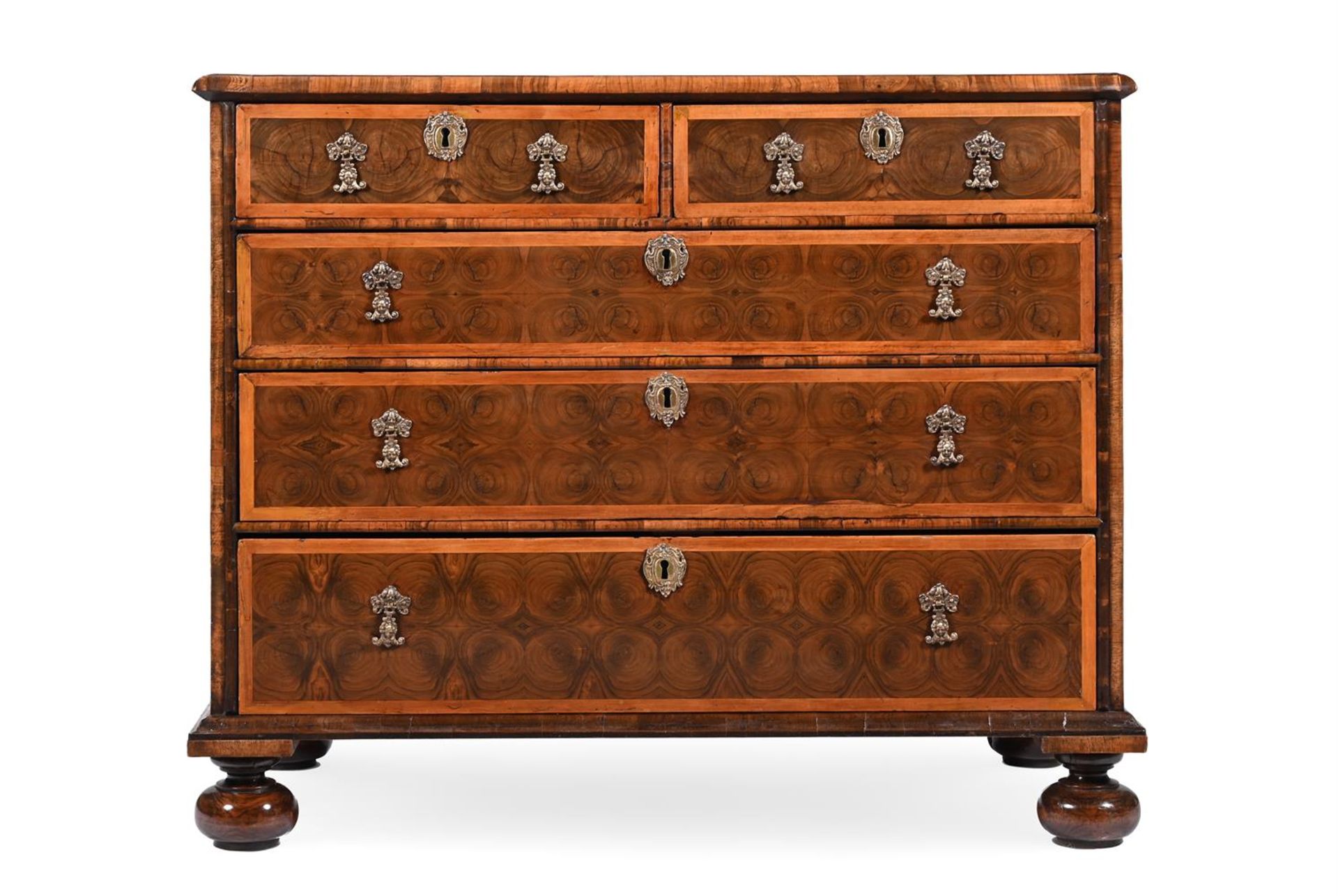A WILLIAM & MARY OLIVEWOOD, WALNUT AND FRUITWOOD OYSTER VENEERED CHEST OF DRAWERS, CIRCA 1690 - Image 3 of 4
