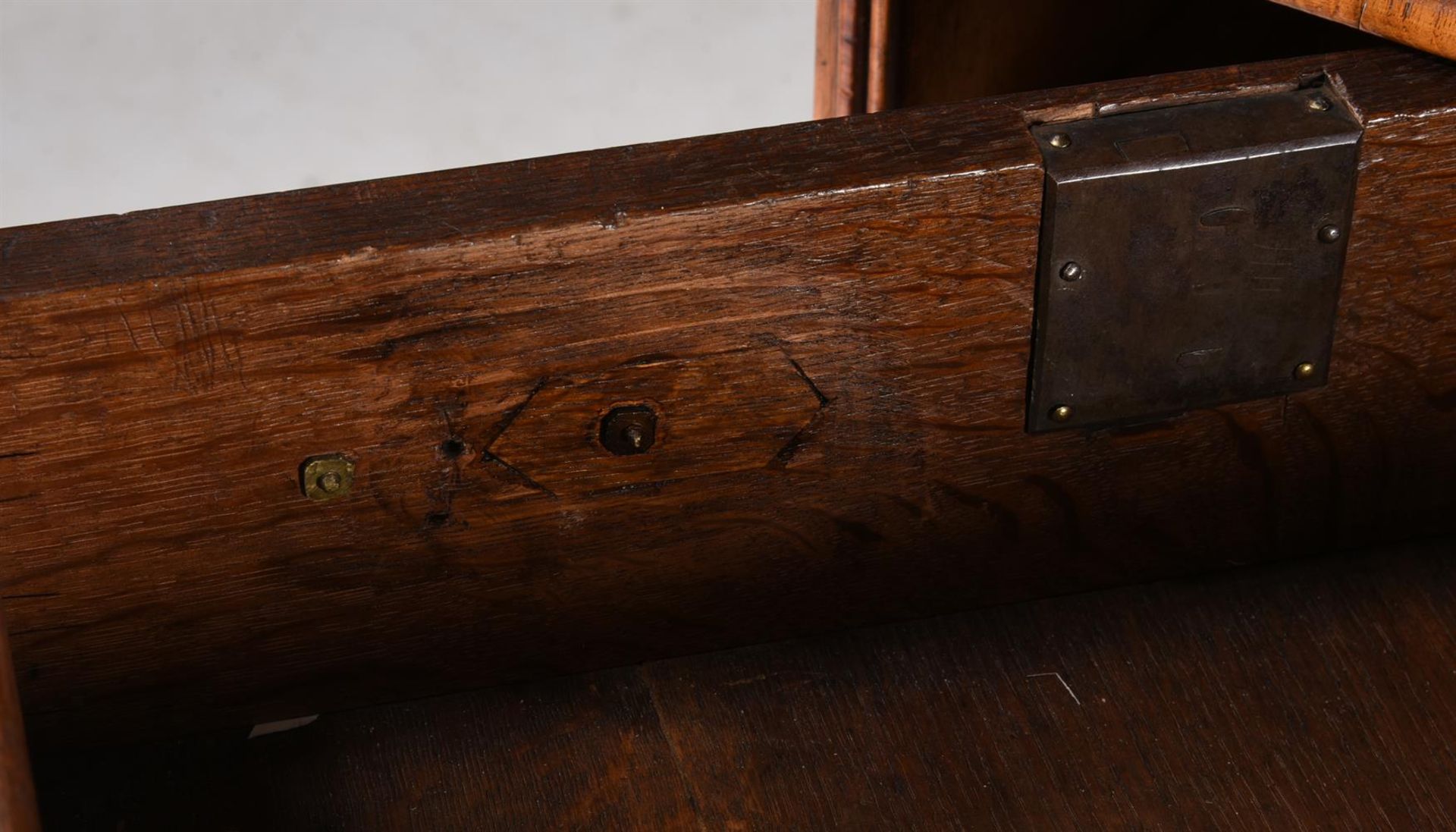 A GEORGE II FIGURED WALNUT CABINET ON CHEST, CIRCA 1720 - Image 5 of 5