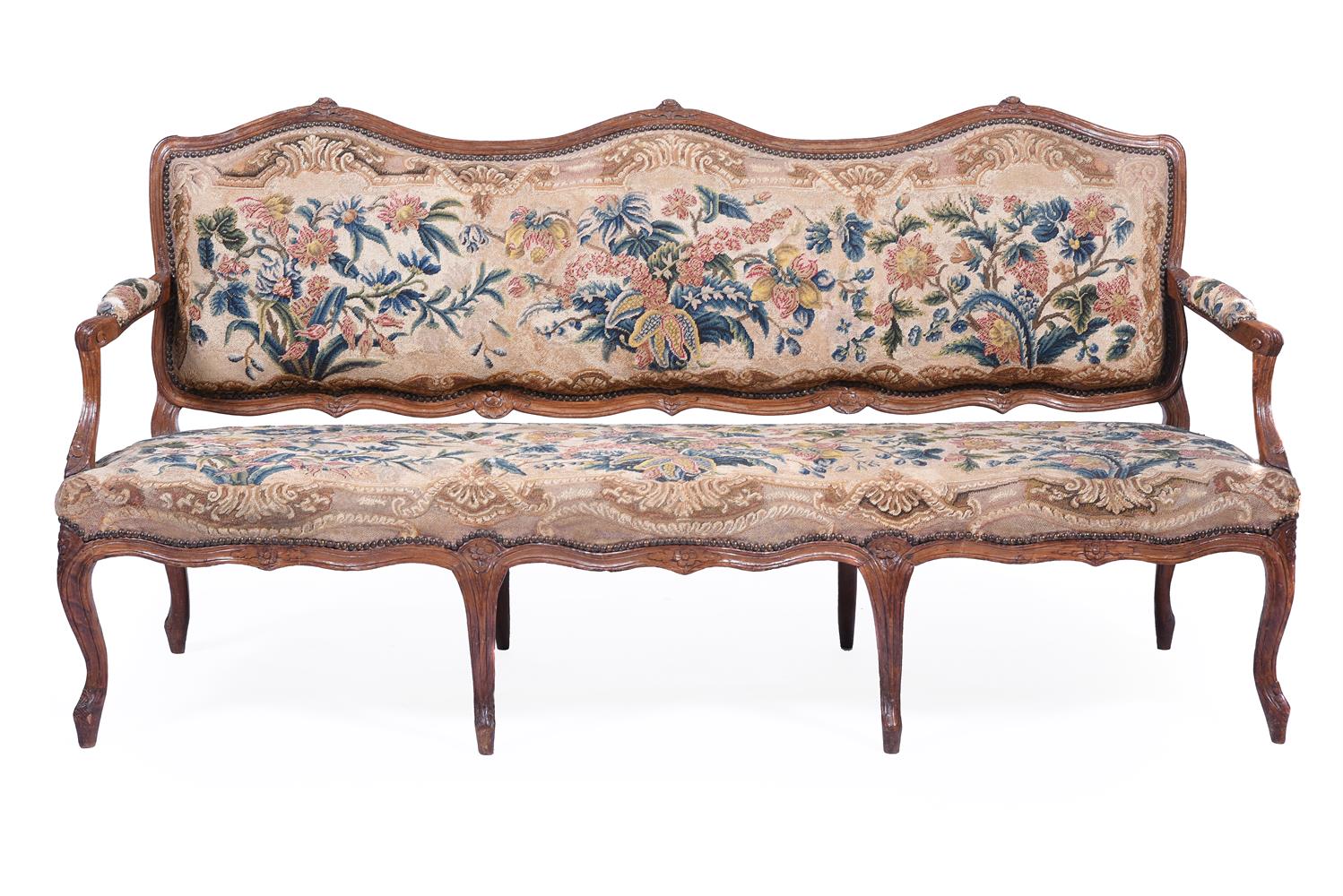 A CARVED OAK AND UPHOLSTERED SETTEE, LATE 18TH OR EARLY 19TH CENTURY