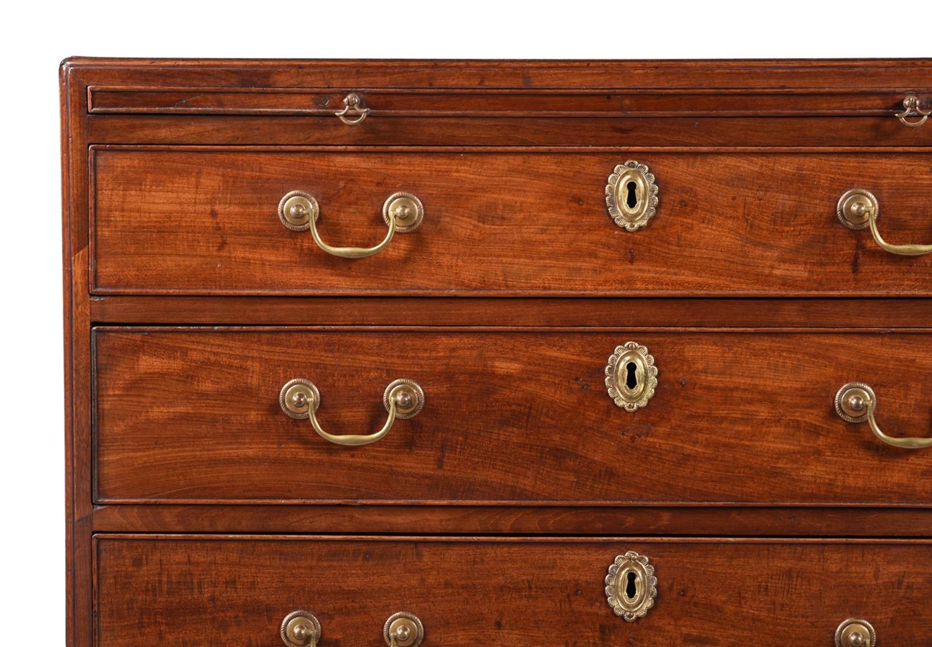 A GEORGE III 'FIDDLEBACK' MAHOGANY BACHELOR'S CHEST OF DRAWERS, CIRCA 1770 - Bild 2 aus 4