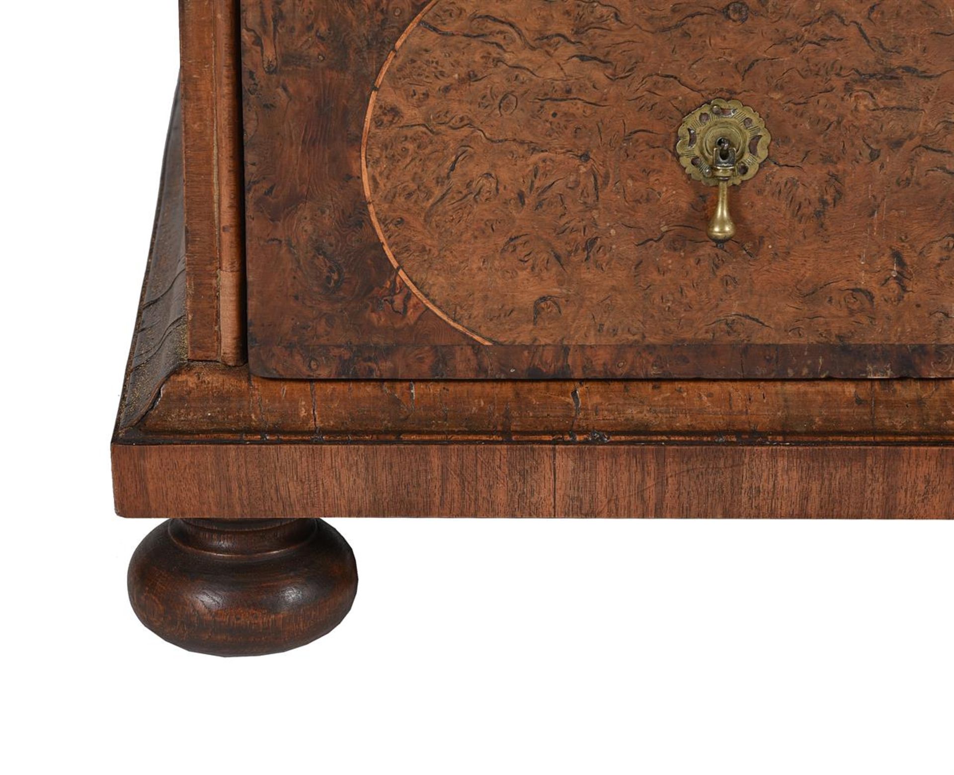 A WALNUT, BURR WALNUT AND BURR YEW CHEST OF DRAWERS, EARLY 18TH CENTURY AND LATER - Bild 4 aus 4