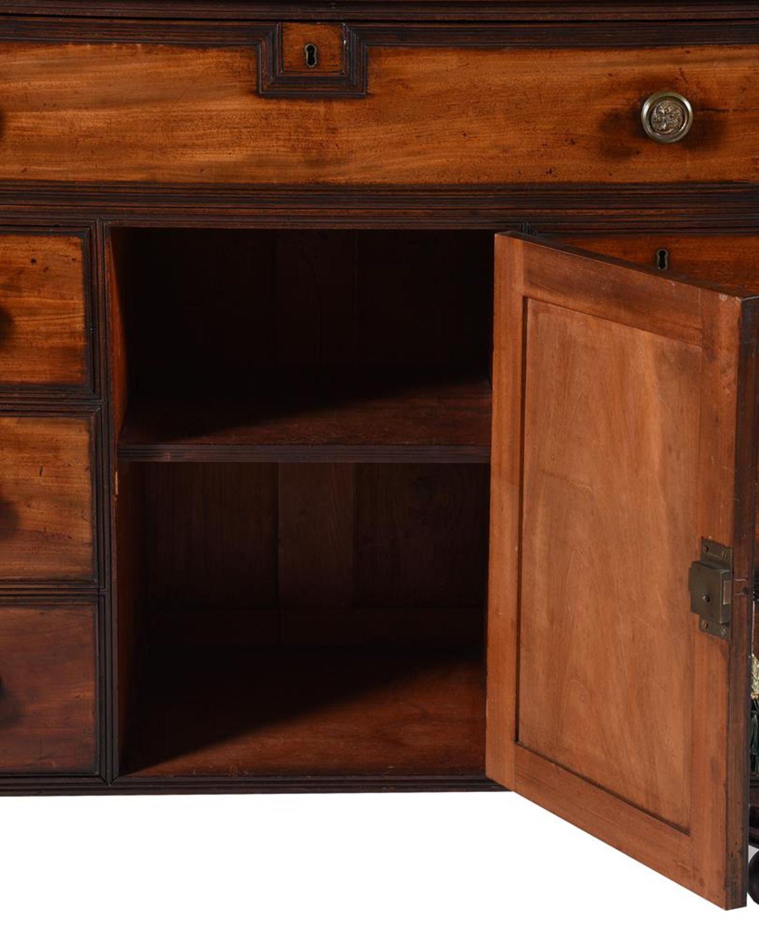 AN UNUSUAL REGENCY MAHOGANY CHEST OF DRAWERS, PROBABLY SCOTTISH, CIRCA 1820 - Bild 6 aus 6