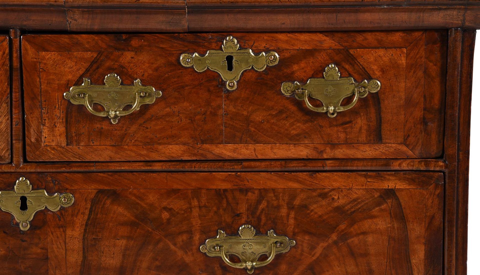 A QUEEN ANNE FIGURED WALNUT AND FEATHER-BANDED CHEST OF DRAWERS, CIRCA 1710 - Image 3 of 4