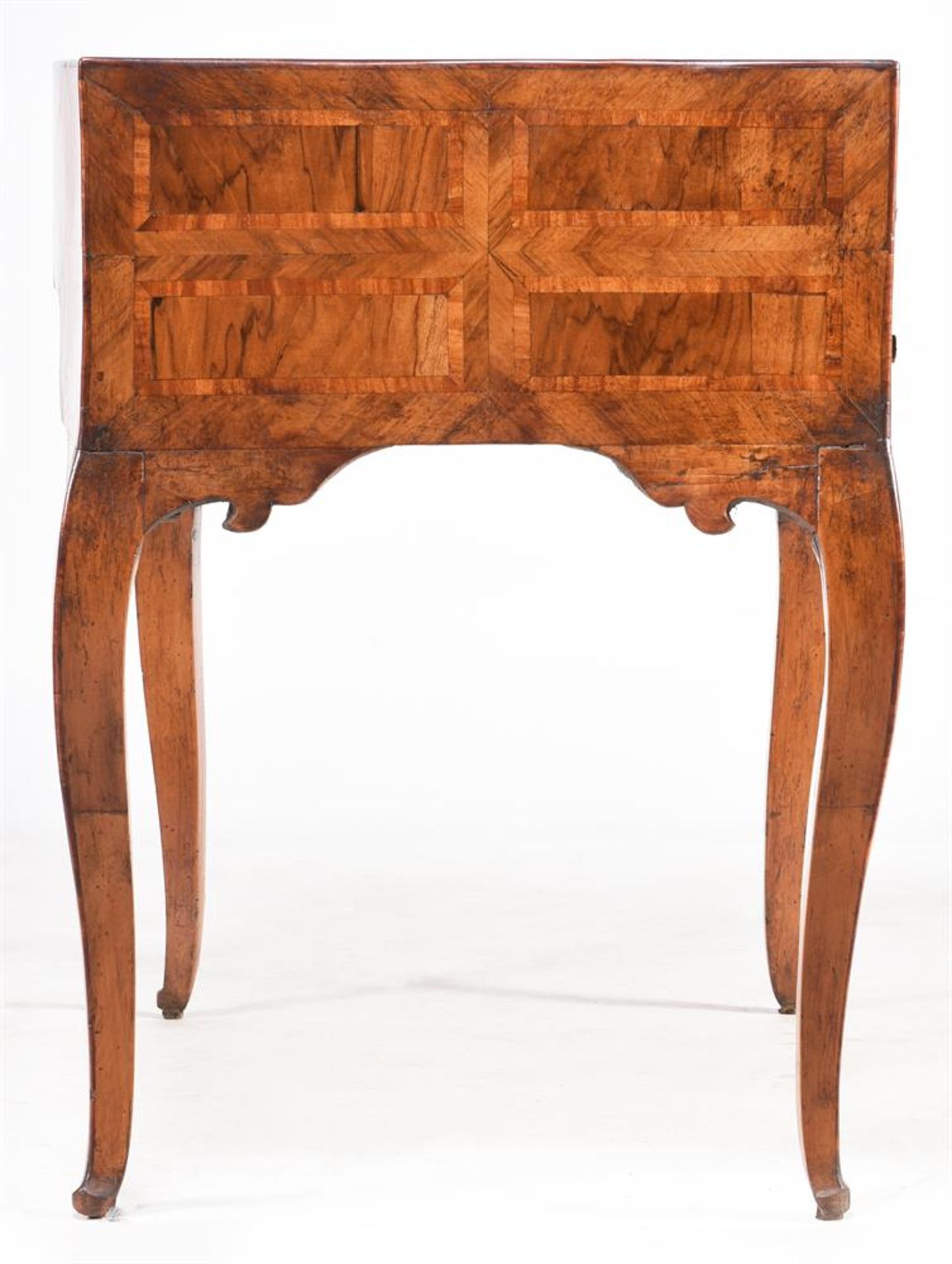 A NORTH ITALIAN FIGURED WALNUT AND CROSSBANDED SERPENTINE DRESSING TABLE, LATE 18TH CENTURY - Image 5 of 8