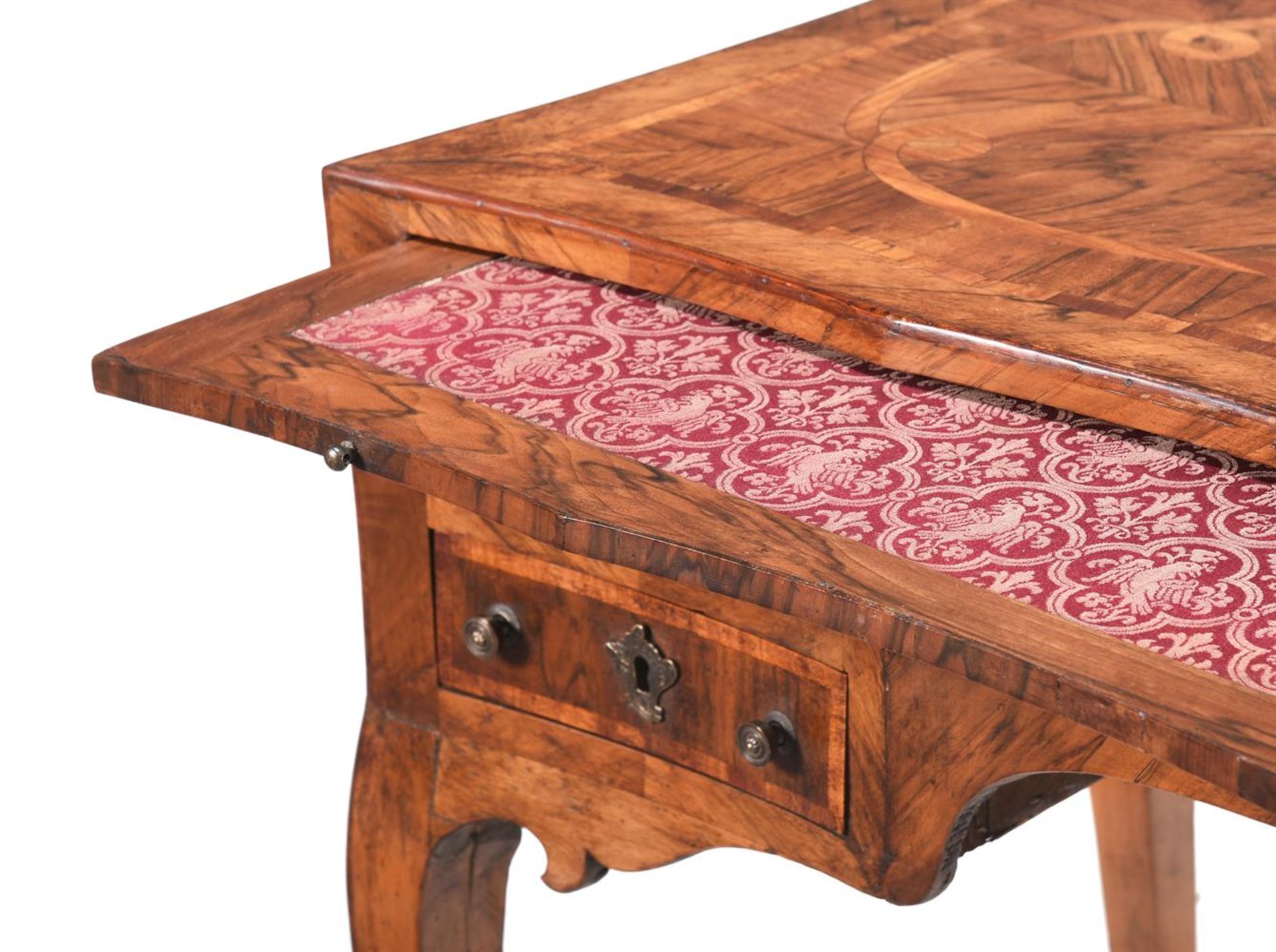 A NORTH ITALIAN FIGURED WALNUT AND CROSSBANDED SERPENTINE DRESSING TABLE, LATE 18TH CENTURY - Image 7 of 8