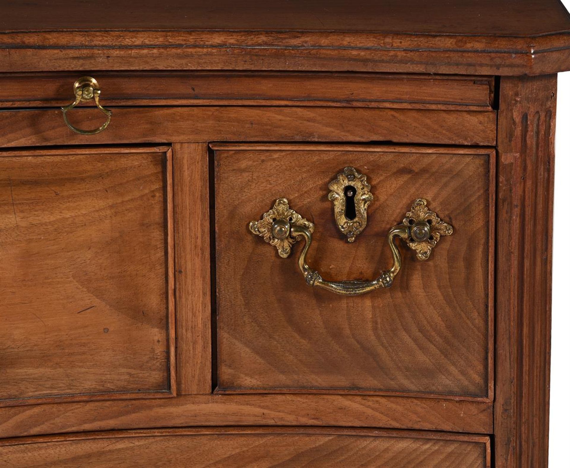 A GEORGE II MAHOGANY SECRETAIRE CHEST, IN THE MANNER OF THOMAS CHIPPENDALE, CIRCA 1770 - Bild 4 aus 5