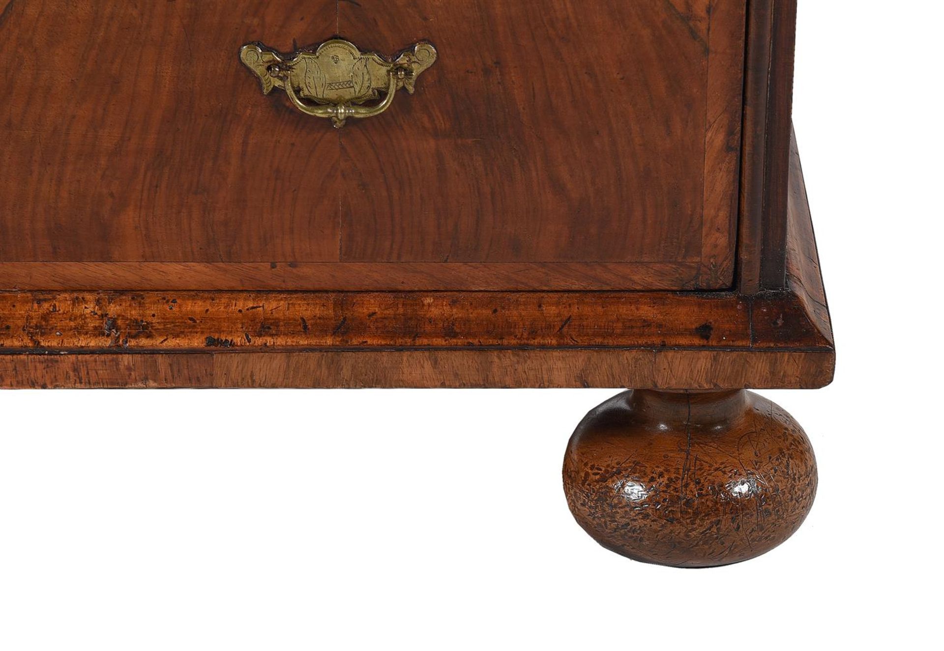 A QUEEN ANNE FIGURED WALNUT AND FEATHER-BANDED CHEST OF DRAWERS, CIRCA 1710 - Image 4 of 4