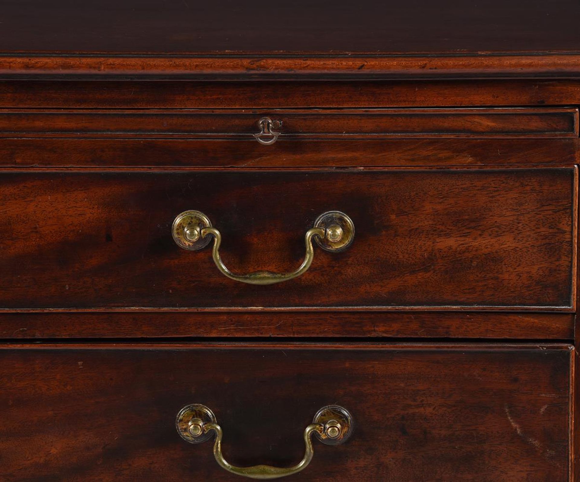 A GEORGE III MAHOGANY CHEST OF DRAWERS, CIRCA 1800 - Bild 4 aus 4