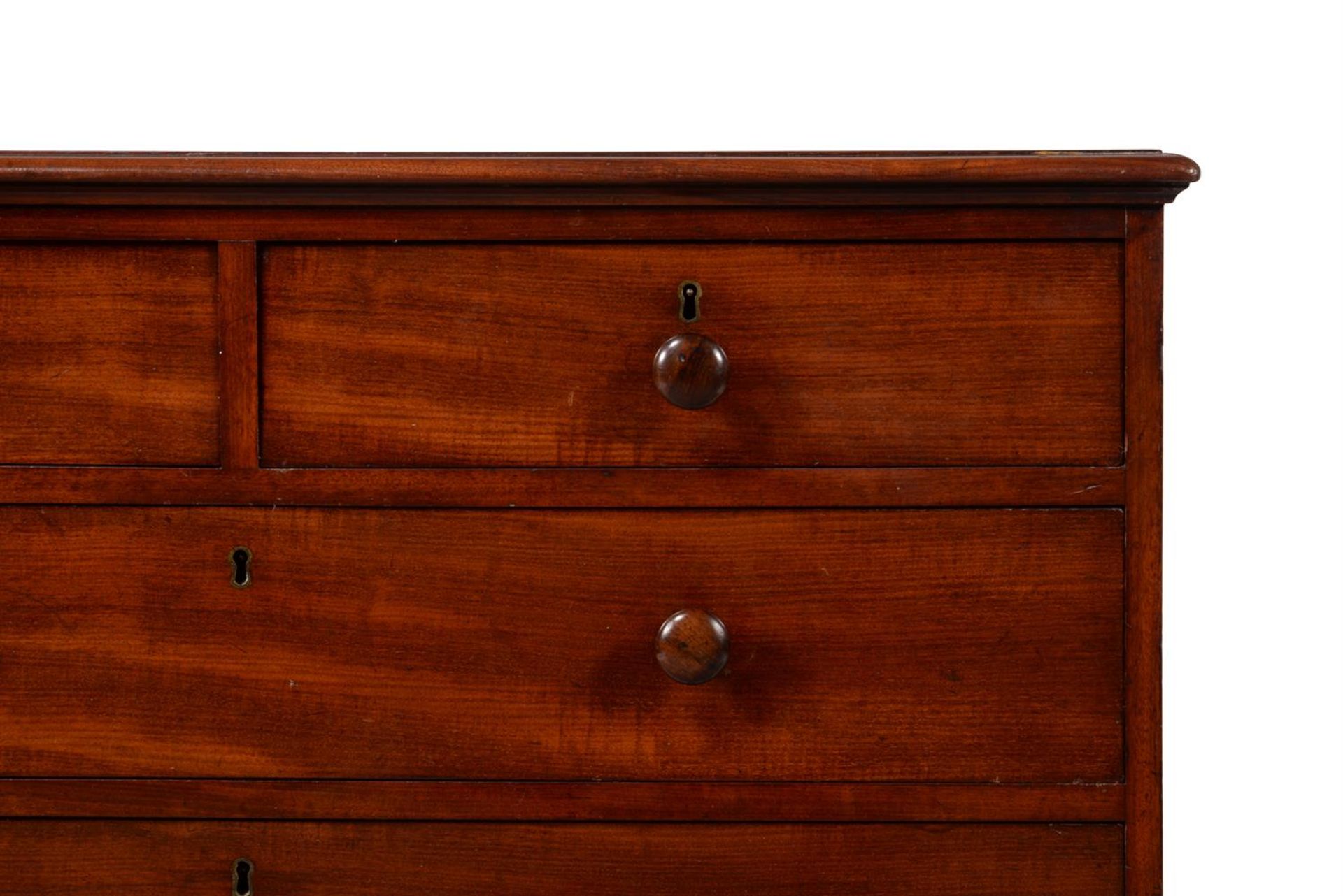 Y AN EARLY VICTORIAN MAHOGANY CHEST OF DRAWERS, BY GILLOW, CIRCA 1851 - Bild 5 aus 5