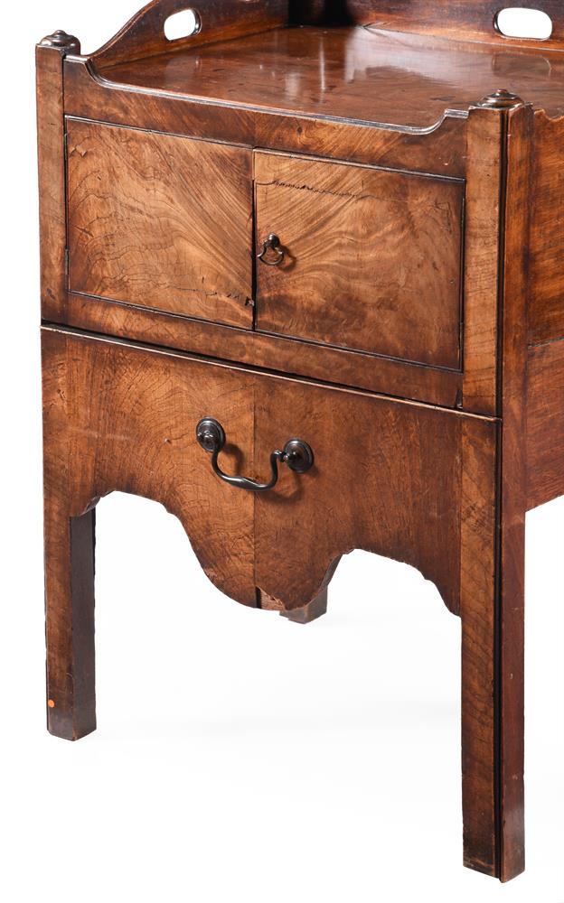 A GEORGE III MAHOGANY BEDSIDE COMMODE, CIRCA 1780 - Image 2 of 4